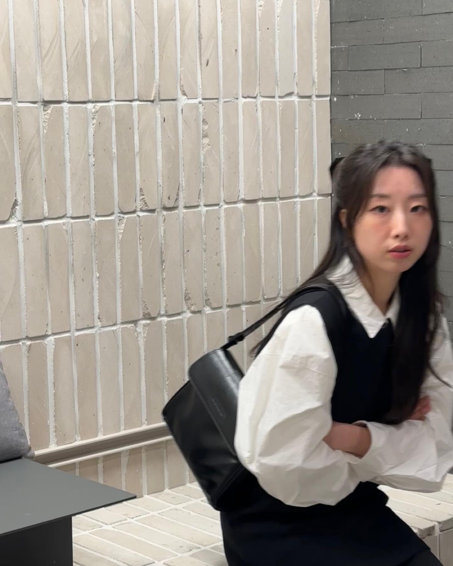 두번째로 함께 하게 된 selflove_kr 🤍#협찬 

겨울에는 스타일링을 다양하게 하기 어렵죠ԅˊ•̥ ̯ •̥`
그럴땐 요로케 헤어핀으로 포인트 주는 센스｡･+ﾟﾟ

#헤어핀 #리본핀 #헤어스타일링 #패션아이템 #패션템 #여자패션코디 #여자데일리룩코디 #여자겨울코디 #벨벳헤어핀 #벨벳리본핀 #셀프러브 #헤어핀추천