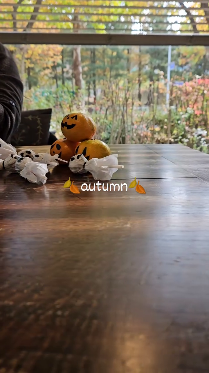 제법 가을 🍂 
올해는 유치원 어린이집에서 할로윈 행사가 없어서 느낌을 별로 안났었는데
같이 영어 수업듣는 8살 언니가 정말 예쁘게 준비를 해와서 아이들이 너무 좋아했었어요! 🤗 
전 준비도 못했는데... 감사합니다~

수업 기다리는 동안 카페.. ☕️ 
창밖도 가을 풍경으로 바뀌었어요.

#가을 #할로윈 #카페