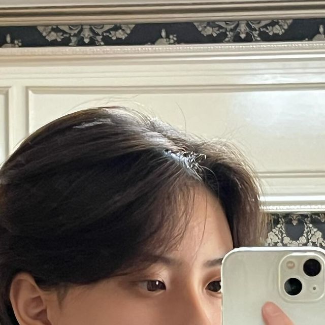 김아현 on Instagram: "#광고 아이폰13 케이스 [어반스티치 네버다이에어] 사진 속 투명케이스는 ‘어반스티치’의 ‘네버다이에어’ 제품입니다! 깔끔한 에어쿠션 디자인으로, 0.8mm 두께로 가