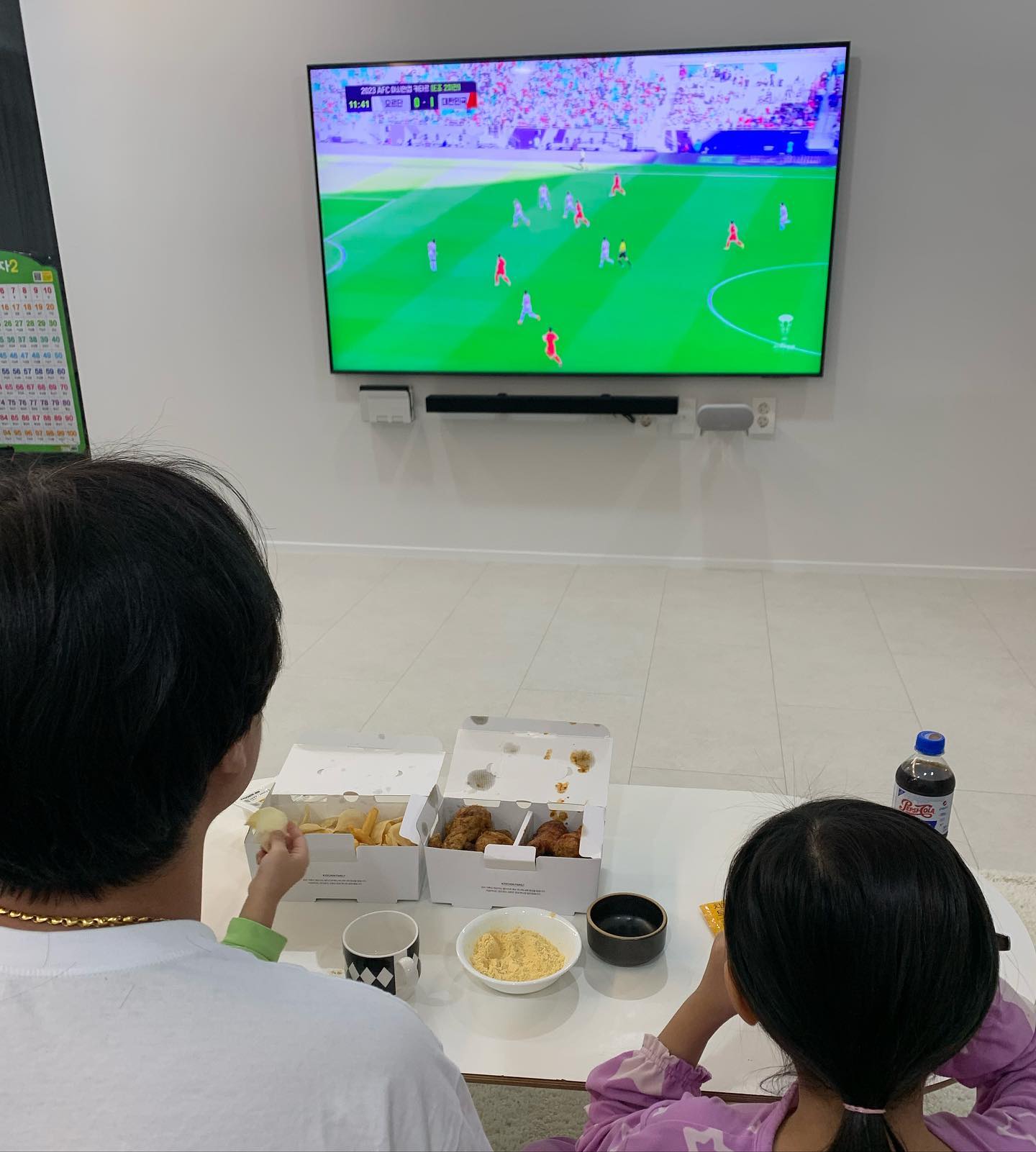 오늘도 우리집은 축구 응원중🇰🇷⚽️
후반전 가즈앙~~!! 대~한~민~국 짝짝짝짝짝👏 
#교촌치킨 #요르단전교촌 #대한민국경기엔교촌치킨