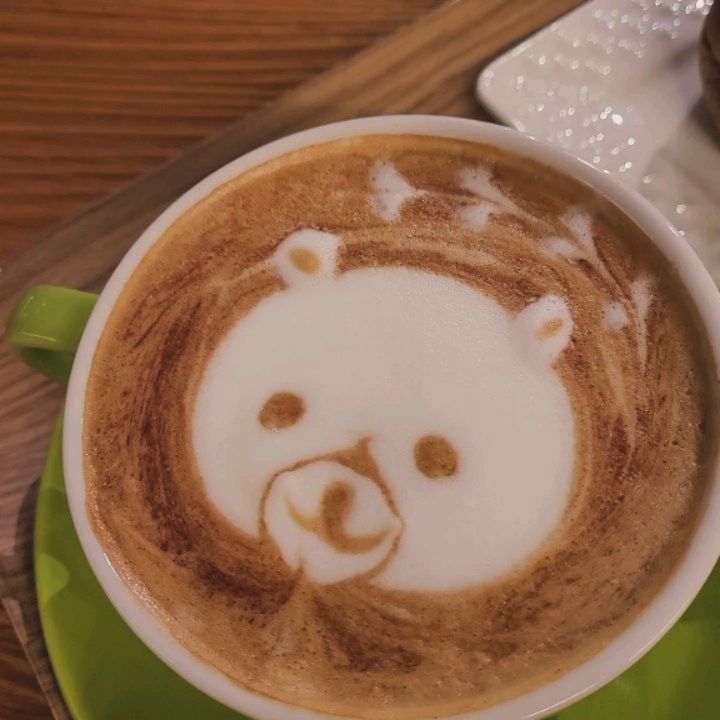 #협찬
#창원카페 #용강포레
낮에도 분위기 좋은 카페이지만,
밤에는 더 분위기 엄청나다는 동읍 핫플레이스로 왔어 #동읍용강포레 #창원동읍카페

도착하자마자 주차장 진짜 넓어! #창원대형카페
주차장까지 이뻐!

와~정원도 엄청 넓고 예쁜 대형카페 였어
인테리어는 요즘 감성 듬뿍 넣어가지고 #창원뷰맛집
사진 아무렇게 찍어도 예쁘게 안나오면 이상할정도 #창원용강포레

지대도 높아서 여긴 #뷰맛집 이야
야경이 정말 예쁘더라구 #창원분위기맛집

카라멜라떼, 시나몬진저레몬차 2잔 주문

카라멜라떼 아무런 기대 없이 받았는데
위에 정말 세상 빵실빵실 귀여운 곰돌이가 있어서, 귀엽게 괴롭혀줬다 #창원데이트

시나몬진저레몬차 이거 진짜 감기 기운 있을때
여기로 바로 달려와야 한다 #창원카페추천
이거 마시면 감기 바로 달아남ㅋㅋㅋ
진짜 진하고 시나몬이 통으로 들어있는데, 이거 진짜 맛도 있지만 향도 맛있어.

에그빵 1개 커피랑 같이 먹었는데,
한입 하자마자 우와 #창원카페맛집
안에 엄청 부드러운 에그슈크림(?)그런것들이 진짜 가득 차 있어.
이건 꼭 먹어야 한다고 생각해!