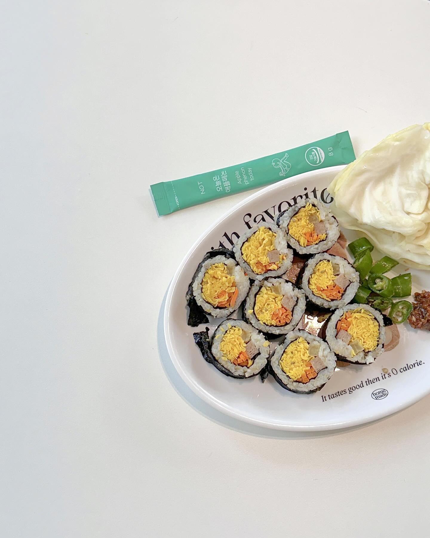 요즘 최애 다이어트식단..💜
엄마표 집 쌈장에 헬스앤뷰티의 김밥!
평소 김밥 너무 좋아하는데 밖에서 사먹으면
칼로리 장난 아닌거 아시죠..?

집에서 간단하게 양배추랑 고추에 싸먹으면
입터짐도 방지하고 엄청 꿀맛으로 먹을 수 있다구용!!

놀러가서 식단하는 요자 어떤뎅..💜
탄산음료는 오늘페논으로 대체 ◡̈ 

🏷 식단 헬스앤뷰티 hnbclub_ 

#다이어트식단 #다이어트일기 #출산후다이어트 #관리하는엄마 #다이어터 #운동하는여자#몸매관리#헬스앤뷰티 #헬스앤뷰티식단 #닭가슴살 #식단 #식단관리 #다이어트식품 #단백질 #단백질식단 #운동 #운동식단 #식단관리