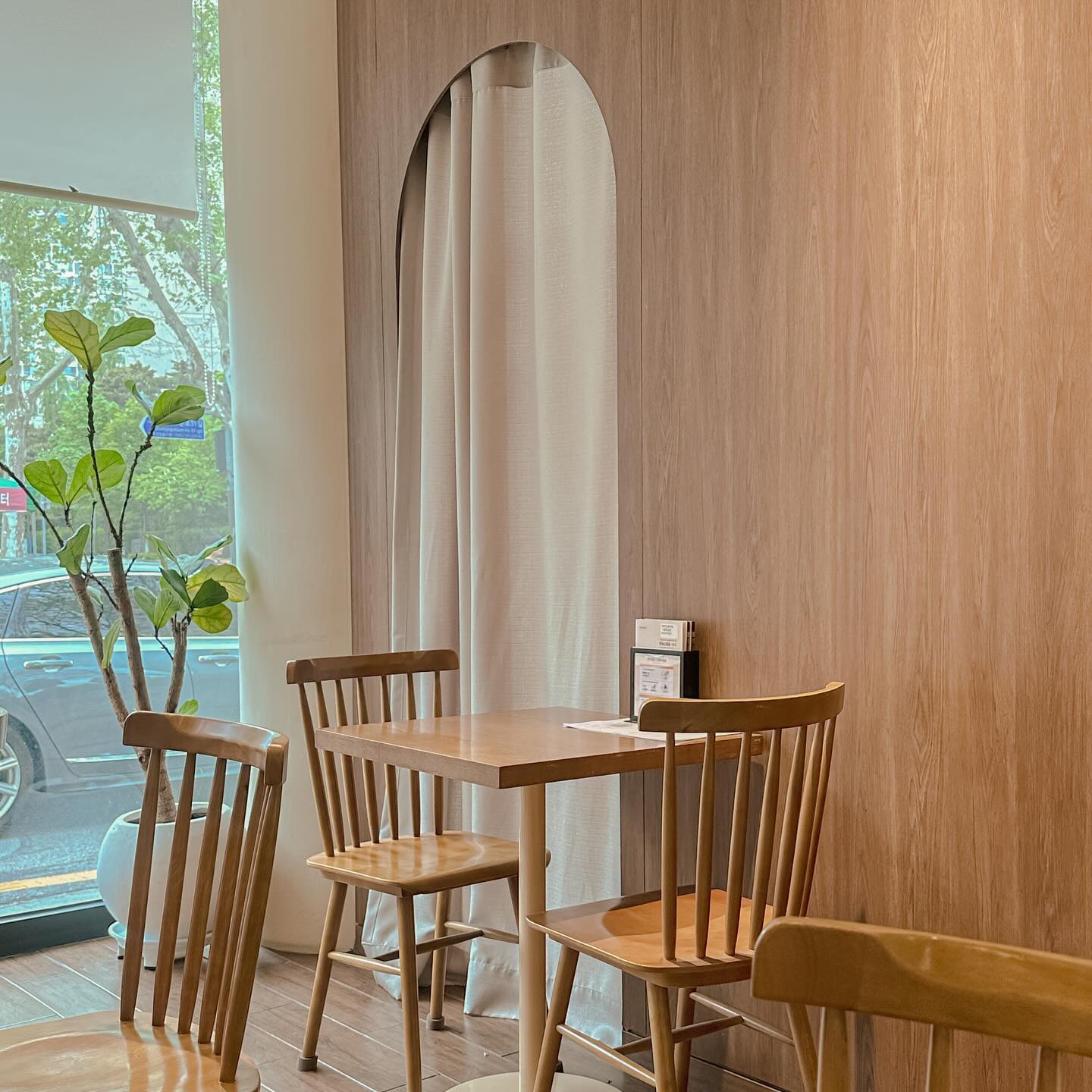 세라잼 카페 가보신 분 계신가요!?
음료를 주문하면, 세라잼 안마체험이 가능해요!
오랜만에 방문했더니, 찌뿌둥했던 몸이 풀리네요. 💓

오늘 외출이 길어져,
#밸러니티 #뷰티루틴 까먹을까봐 챙겨온
글루타치온과 콜라겐도 잘 챙겨먹었어요. 🥰