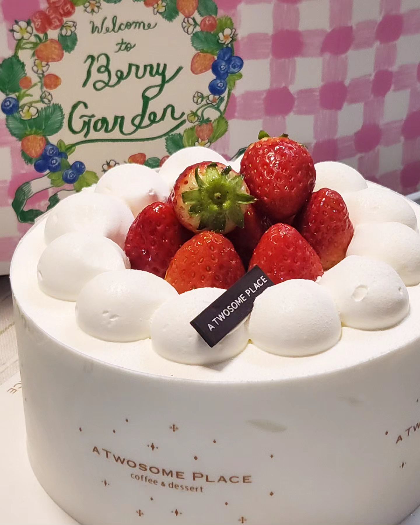 #아무날도아닌데 #홀케익 #딸기생크림케익 #달달한하루 
속까지 맛있네 #투썸플레이스케이크