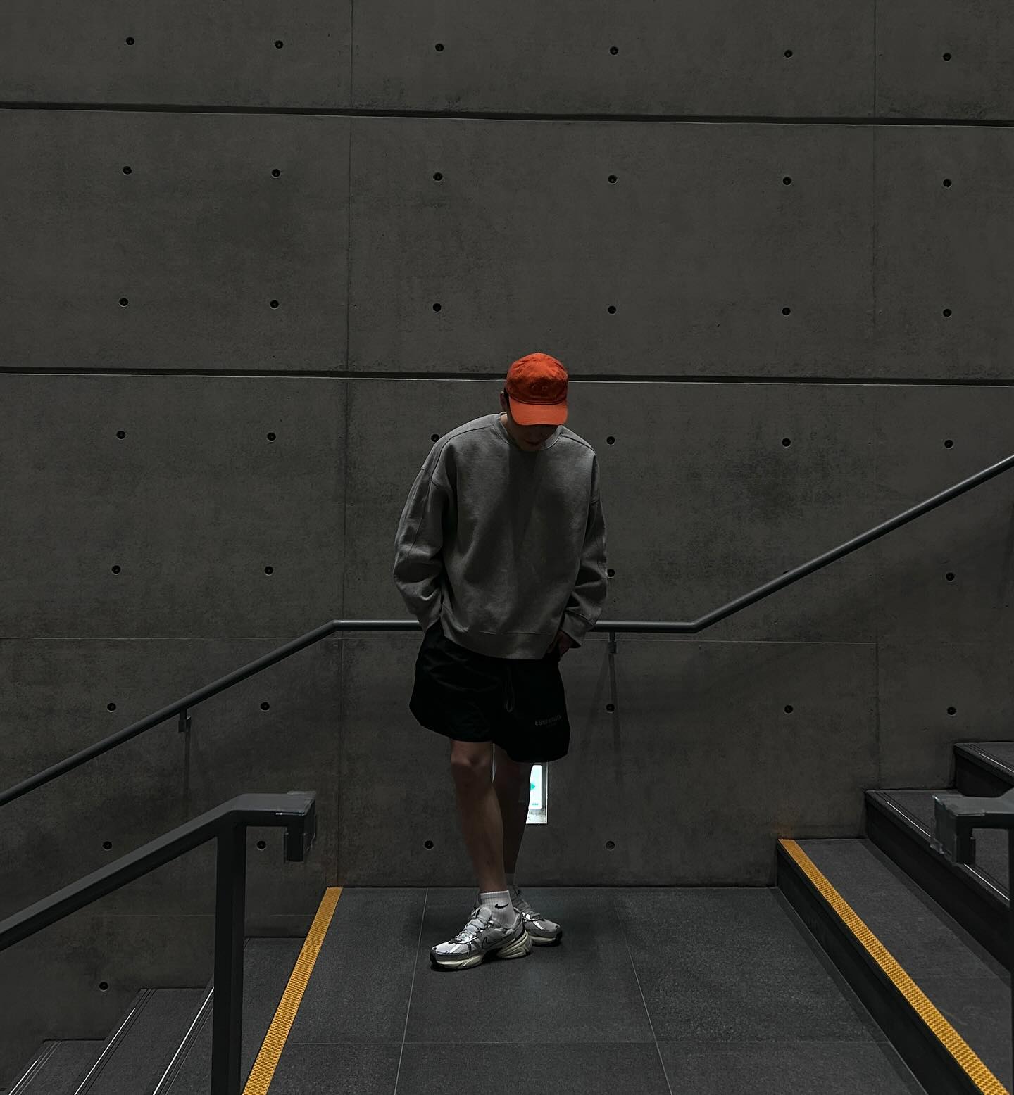 와이프가 사준 V2K
5일째 신는중😆
약간 교복처럼 되버린것같다

#v2k #nike #남자데일리룩 #남자데일리
