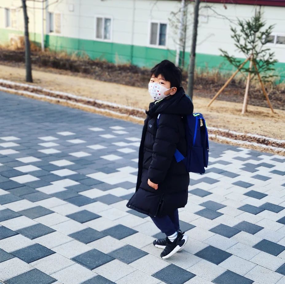 🌈
이쁜 아들 등교길☺️

오늘은 앞장 세워서 학교가는길을 찾아보라고 했다.
다행히 잘 찾아가는 아들ㅋㅋ
난 따를테니 넌 앞장서거라😁

어차피 학원쌤이 인솔해주지만 학기초라 
마중가는 엄마들이 엄청 많기도 하고 
엄마 보면 너무 반가워해서 재택하는 동안은 귀찮아도 
계속 가줘야겠다. 

반가워서 내 옆에서 강아지처럼 촐랑대는 아들
조금 같이 있다가 학원보내고 난 집으로 ㅎㅎ
재택이지만 할 게 너무 많아서 정신없는 3월😅

#3월일상 #일상스타그램 #일상그램 #학교 #아들스타그램 #아들 #육아스타그램 #육아