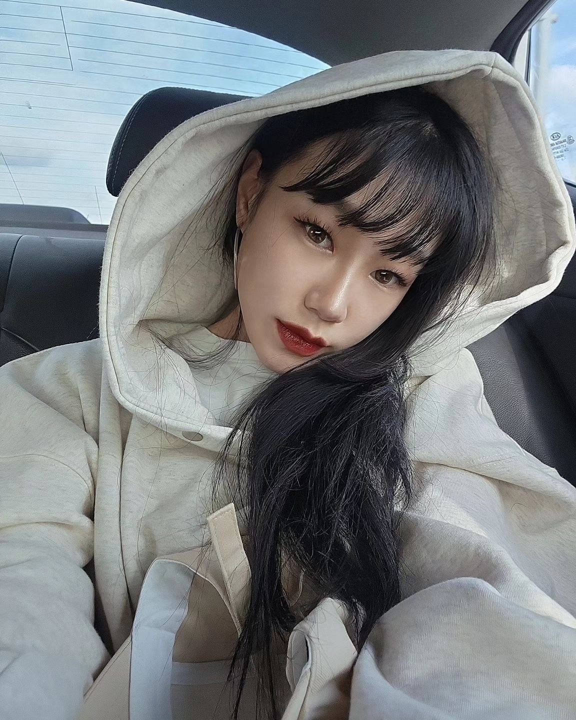 .
어릴때는 
입술이 굵다고 놀림을 받은적이 많았어서
입술에 바를때 항상 얇아 보이게 발랐는데
살다보니 입술 필러가 유행하는날이 오네요🫢
이제는 입술선 고대로 바르고 있어요💋
.
nulmanna_lash
이날 저날 #속눈썹연장 #널만나뷰티 #내돈내산  입니둥❤️

.
.
.
.
.
.
.
.
#무쌍#얼스타그램#칠곡3지구#칠곡속눈썹 #대구속눈썹연장 #무쌍속눈썹연장 #무쌍메이크업 #뷰티#makeup #대구