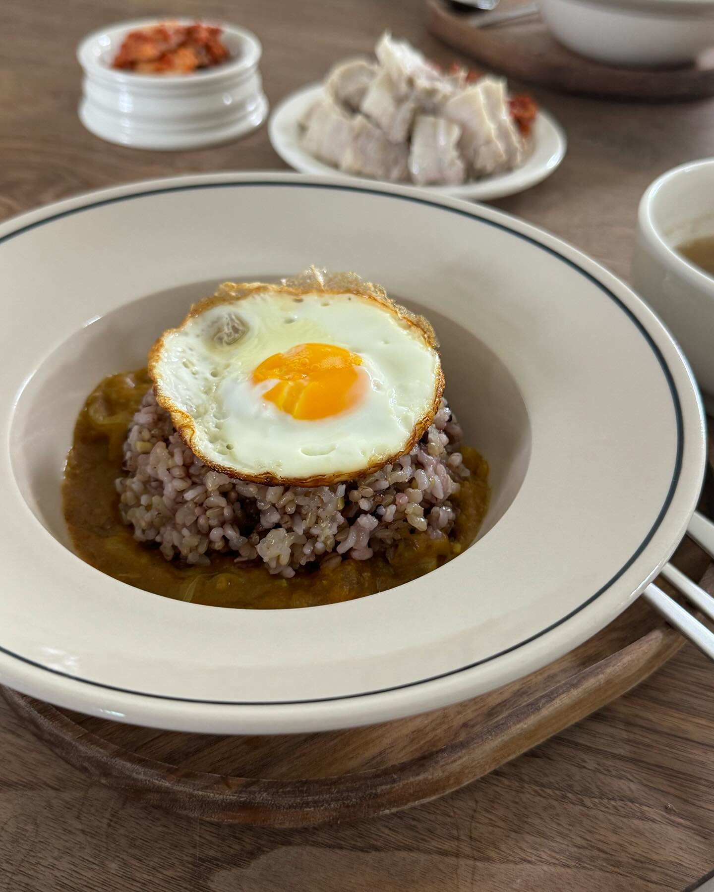 가정식의 무수분 토마토 카레 🍛

#버미큘라라이스팟 으로 만들어본 토마토 무수분 카레에요
녹진한 카레맛이 정말 일품이네요 🥹
무수분카레 맨날 눈팅만하고 안하다가 도전해봤는데 이건뭐 말모말모 .. 
꼭 해드세요 두번 세번 드세요 💘
(그동안 안 만들었던 나 자신 반성해봅니다🥲)

👉재료 : 큰 토마토 4~5알 , 감자 2개 , 양파 1~2개 , 소고기 300g(부채살사용), 고형카레 4조각 

👉S T A R T
1. 토마토는 주스를 만들 때 처럼 칼로 듬성듬성 썰기
2. 양파는 반절은 다지고 반절은 슬라이스 하기
3. 감자와 고기도 깍두기 썰어 넣기
4. 라이스 팟 기준 약불에서 1시간 조리
(압력 밥솥이나 무쇠 냄비 로도 가능)
5. 고체 카레 넣어 섞은다음 잔 열로 익히기 10분

#무수분카레 #토마토카레 #집밥레시피 #카레맛집 #우리집밥상 #집밥스타그램 #집밥소통 #먹소통 #오늘의메뉴 #쉬운요리 #카레레시피