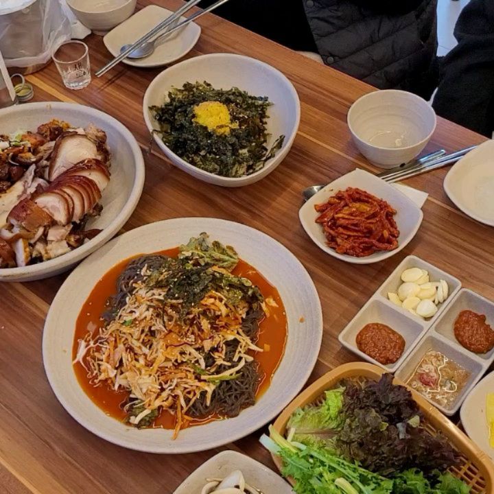 가을 단풍놀이 겸 드라이브 후 출출해지자 갑자기 족발맛이 땡겨서 명족 현풍테크노 직영점으로 네비 찍고 달렸어요
매운반 (매운 족발+명족발) 大자, 쟁반국수, 주먹밥을 주문했어요.
족발과 쟁반국수는 양도 맛도 맛도 끝내주더라고요.
 매운 족발은 매콤한 맛과 담백한 감칠맛이 좋았구요. 
명족발은 콜라겐의 쫀득 쫄깃한 맛과 살코기의 담백한 맛이 어우러진 맛이라서 30분도 채 안되서 순삭했어요 ㄷㄷ
​
#현풍맛집 #테크노폴리스맛집  #현풍족발맛집 #명족 #테크노폴리스족발맛집