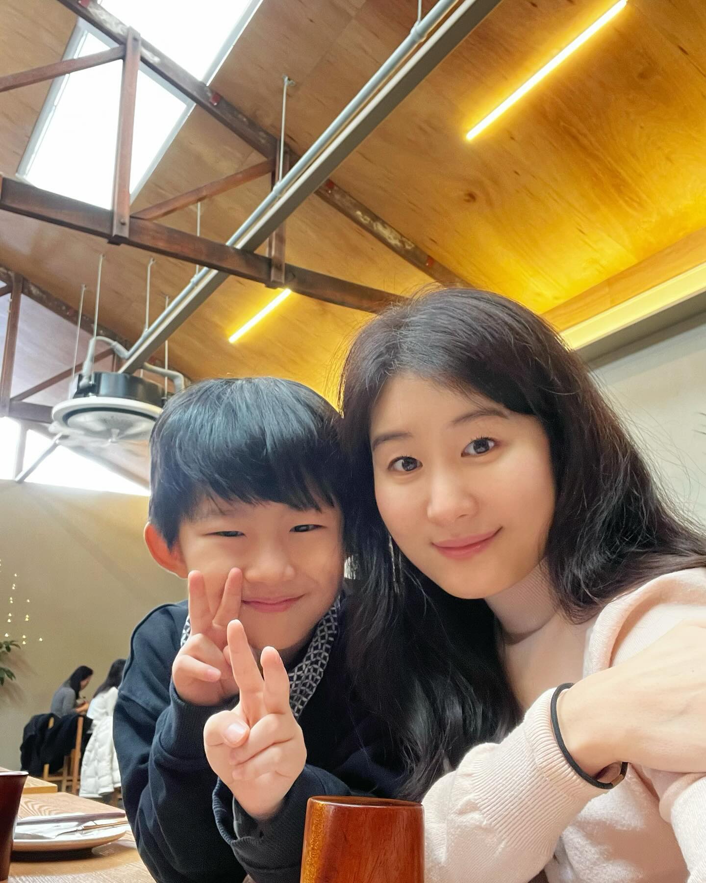 인님덜 잘 지내고 계신가요?^^ 사진은 저번 저의 생일날 우주랑 성수동 진작다이닝에서 점심 먹은 사진이에요!!! 😋

👉진작다이닝에서 아이와 함께 먹을 수 있는 음식은? 모둠가츠 추천해드려요!

아이도 정말 맛있게 먹느라 😋등심가츠는 저 한 입도 안 주었네요. ㅠㅠ 그리고 저는 차돌깻잎파스타 먹었는데 괜찮았어요!^^ 

느끼할 줄 알았는데 깻잎이 좀 잡아주더라고요! 요즘엔 진작다이닝 웨이팅 심하지 않은 것 같으니~ 아직 못가셨던 분들 한 번 가보셔요! 👣가격대도 분위기도 합리적이에요!^^👍
-----------------------------------------------------
요즘 겨울방학 시즌이어서 무려 2달간… 우주와 함께 동고동락하고 있습니다. 요즘 피드에 우주와의 사진이 자주 올라오지요? 🤣

겨울방학 지내고 계신 맘님들은 잘 지내고 계신지요? 😮저는 방학을 좀 알차게 보내자고 계획을 짰으나 현실은 스케줄 따라다니다가 지치게 되더라고요! ㅎㅎㅎ 

우주는 그동안 언어땜시 못해본게 많아서 축구도 시키고 오르다도 시키고 이것저것 시켜보고 있는데 시간이 없더라고요. 🕖

그리고 영어는 지금껏 엄마표로 하다가 얼마전에 레테봤는데 처참했어요! ㅠㅠ 난 대체 뭘 한건가? 😭😭😭

그냥 학원에 갖다 맡기는게 낫겠다…란 생각이 들면서도 영어 학원 시작하면 시간 더 많이 뺏기고 중간에 때려칠 수도 없는 상황이 될 것 같아서 이러지도 저러지도 못하고 있어요 ㅠㅠ 👉👈

아이 유학 보낼 생각은 안하고 있으니 그냥저냥 초고부터 내신학원가서 수능치면 안 되나? 싶기도 하고 여러가지로 그냥 짜증나는 하루에요. 😭😭😭

그리고 엄마표 영어사이트에 아이 리딩 영상 안 올라가고 자꾸 튕겨서 그것땜에 막 싸우고ㅋㅋㅋ 아니 영상하나 올리려고 ㅋ캡컷으로 편집하는게 무슨 거의 릴스급이라고요… 내돈내고 제가 무슨 고생을 하는지 너무 화나더라고요 ㅠㅠ 😡😡😡

근데 또 생각해보면~올챙이 시절 기억 못한다고ㅠㅠ 예전엔 말도 못해서 어디가서 밥달라는🍚 이야기도 못 할까봐… 😭😭

걱정하며 베개에 눈물 💦쏟던 시절도 있었는데 그에 비하면 마니~컸다고 생각이듭니다…😅엉엉~느렸던거 쫓아갈래니 너무 힘들어여~

이미 아이 키우신 어머님들은 초저땐 그냥 독서랑 운동이라고는 하는데 진짜 그거면 될까요? ㅠㅠ 📖⚽️

이제 또 더 늦어져서 따라잡기 하고 싶지 않네요. ㅠㅠ 화요일 꾸물거리는 날 저의 한풀이 들어주셔서 감사하고 죄송합니다. ㅠㅠ 🙏 날씨가 이래서 계속 땅파구 이쒀요….🕳️

#진작다이닝#진작다이닝성수#성수동핫플#뚝섬역핫플#겨울방학#슬기로운겨울방학#초등맘#9세맘#성수핫플#아이랑외식#성수가볼만한곳#육아소통#육아소통환영