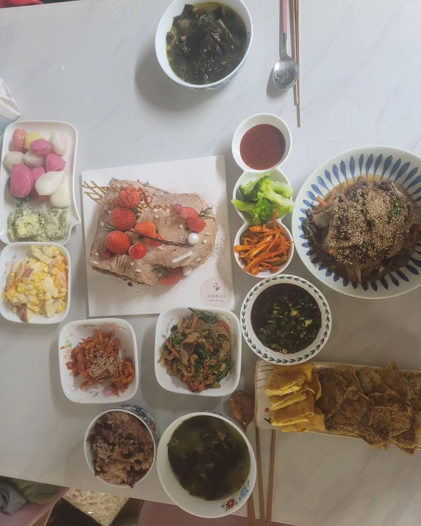 20일이나 지난 신랑 #생일상
이번에는 진짜 그냥 나가서 먹자 생각하고는 장보고 있는 나를 발견~~그냥 조촐하지만 차려주는게 맘이 편한 나!!
이번에는 기본만하자!! 

#경상도풍습 #찹쌀팥밥 #미역국 #잡채 #소불고기 #진미채 #브로컬리 #떡 #섬강떡집 #케익 #육전 moran02045 #사라다 #밑반찬