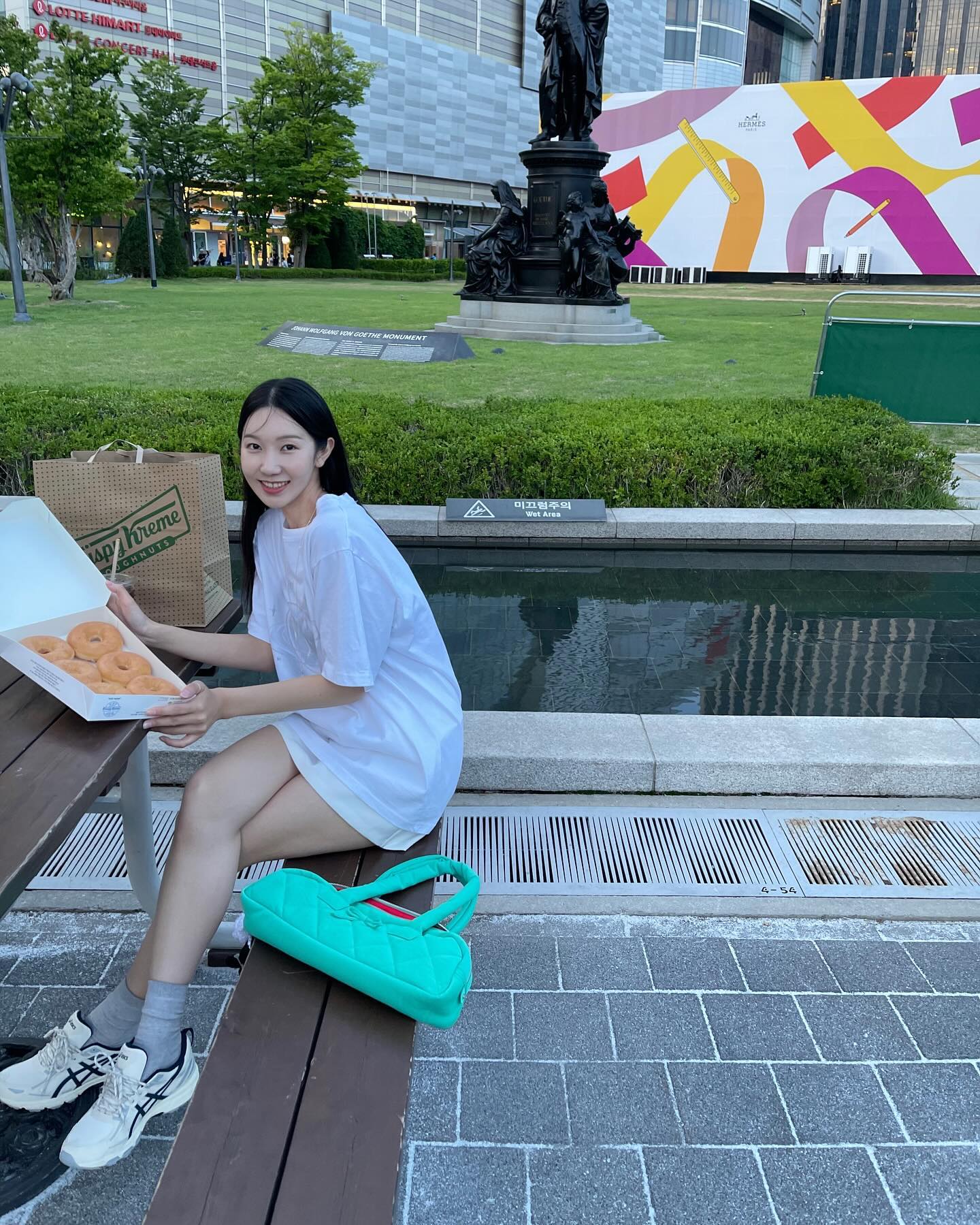 폰 배터리 없어도 실내🙅🏻‍♀️ 보조배터리 사서 밖에서 노상 즐기는 우리🩵 저녁이라 점점 추워졌지만 참아! 견뎌내!ㅋㅋㅋㅋ 지나가는 강아지마다 아는척하고 우리 덕분에 크리스피 매출상승(?) 한다는 이상한 말도 막 해본다 ㅍㅎㅎ^^… 말해 놓고 현타나 받지 말던지 참나ㅠㅠ 철들지 말쟈…😗

+ asics_sportstyle_kr 운덩화 신고 나가기 더더 죠은 요즘 날씨와 요즘 내 교복 jyunif_kr 반팔티>< 다른거도 꽤나 구매했는데 저것만 입는다는게 함정 ㅠ