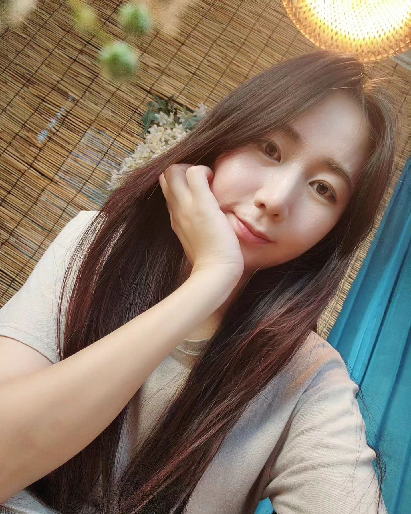 ㅡ
더워 집 오자마자 얼음동동 맥주🍺
그래서 화요맥은 무슨 맛인데😆

#t발c야
#눈풀렸나 #홈맥 #갈증해소 #덥다 #셀카 #셀기꾼 #맥주엔육포 #일상그램 #볼살포동포동 #40대 #불금 #selfie #selca