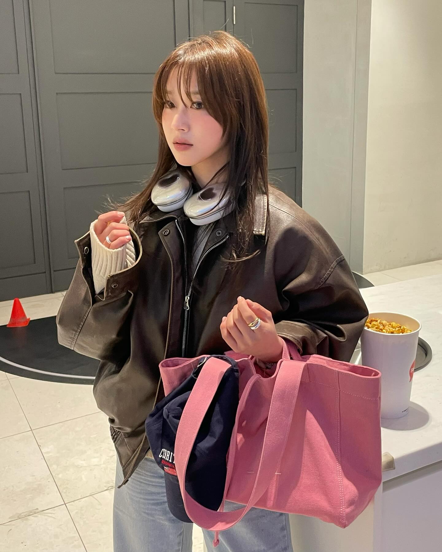 스토리보고 이쁘다고 디엠 폭파루💘
(가방인지 나인지 말해줄 새럼????ㅋㅋㅋㅋㅋㅋㅋ)
마지막은 결국 먹는 척만 하도 못먹어서 씅질난 나😡
그리고 보부상에게 올매나 찰떡인지 보여주는 샷📷
핑크 말고 다 사고 싶댱💳
#위드니노 #투에투아 #캔버스백