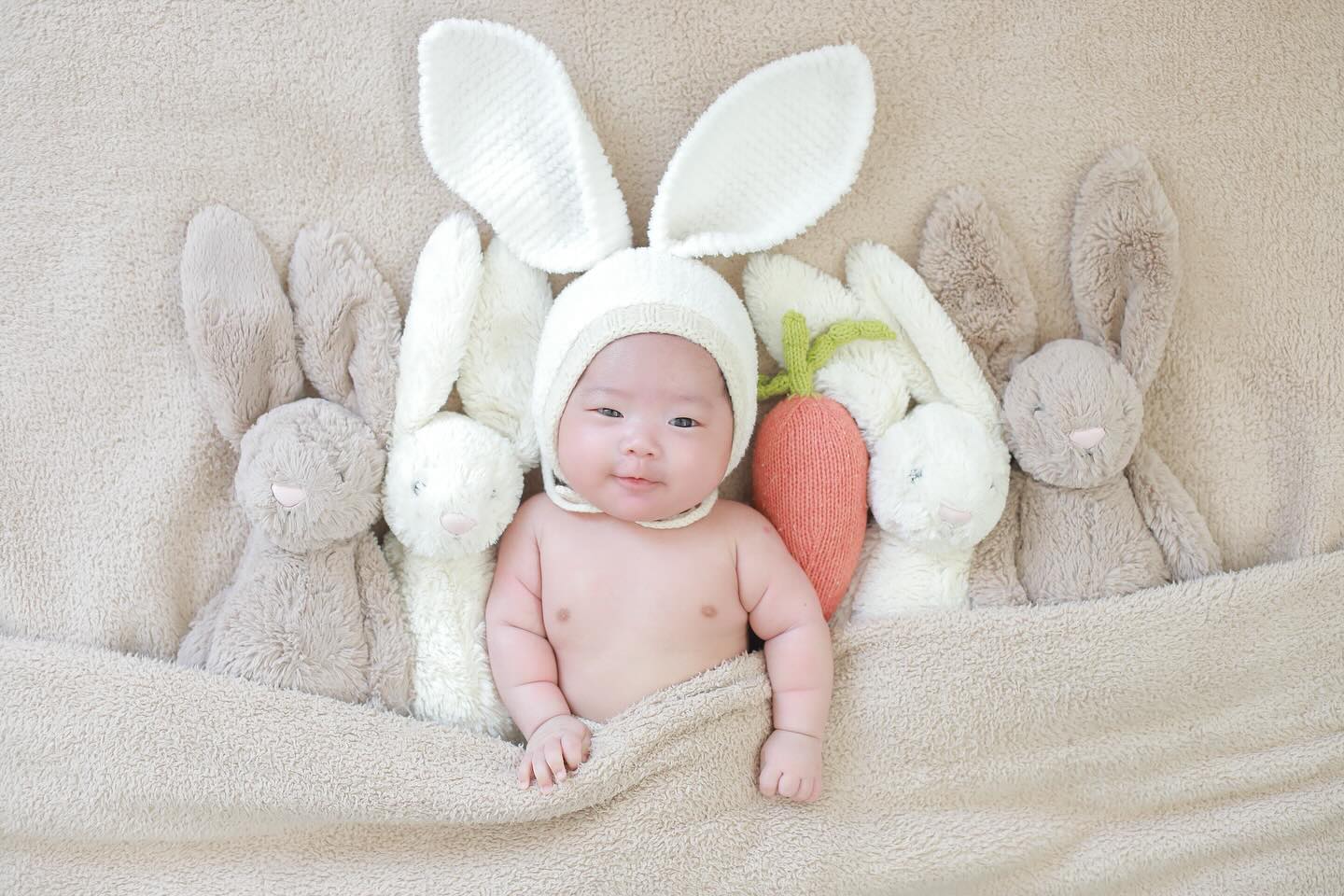 엊그제 만났는데 언제 이렇게 커버렸나용 꼬맹이 🐥❤️
맘마도 잘먹고 응아도 잘하고 ~ 정말 고마워요~

밤마다 새벽마다 호다닥 너에게 달려가서
맘마도 먹이고 기저귀도 갈며 너를 달래는데 
가끔 이유없이 너가 울때는 ..
엄마 아빠도 뭘 해줘야좋을지 몰라서 
미안한 맘에 같이 운단다 😭 

그래도 어느새 방긋 웃고있는 널보면 
다시 우리는 세상에서 제일 행복한 사람이 되고는 해🌸
엄마 아빠의 행복이 되어줘서 고마웡 하미나
오십일 축하하고 백일까지 건강하게 잘 지내보장👨‍👩‍👦❤️

남편도 하미니도 마니마니 사랑해 ❤️

#베이비파스텔 #베이비파스텔서초 #오십일 #아기오십일 #고마워 #사랑해