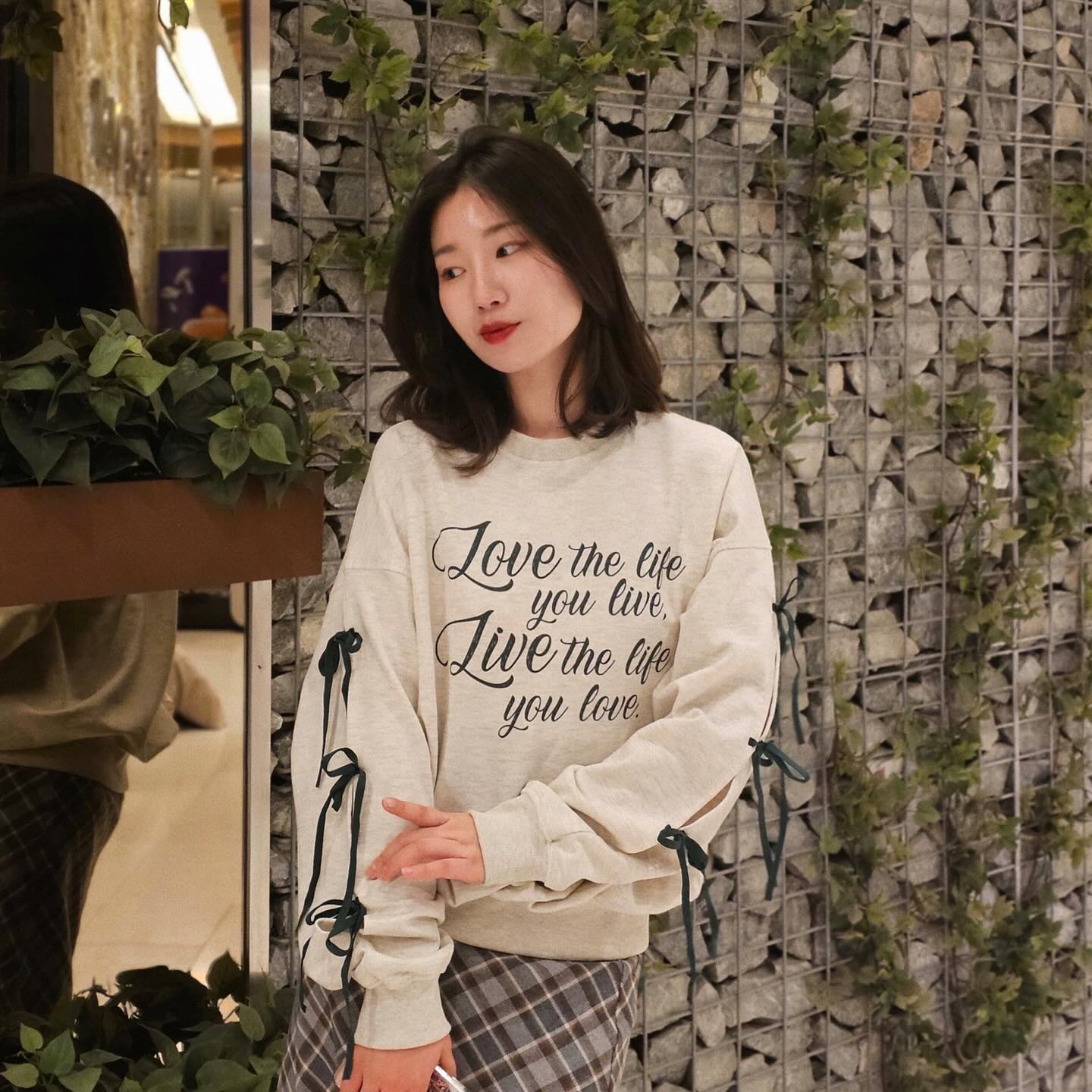 오늘 #ootd 💟

컬러 별로 소장 중인 메타퍼 #맨투맨 
아이보리 - 오트밀 감성에 딥그린 레터링과 리본으로 러블리한 발레코어 무드를 담은 맨투맨이에요. 절개 사이에 리본을 더해 움직일 때 마다 감성 가득해 ,,, 역시 metapher_seoul 🫶🏻💕