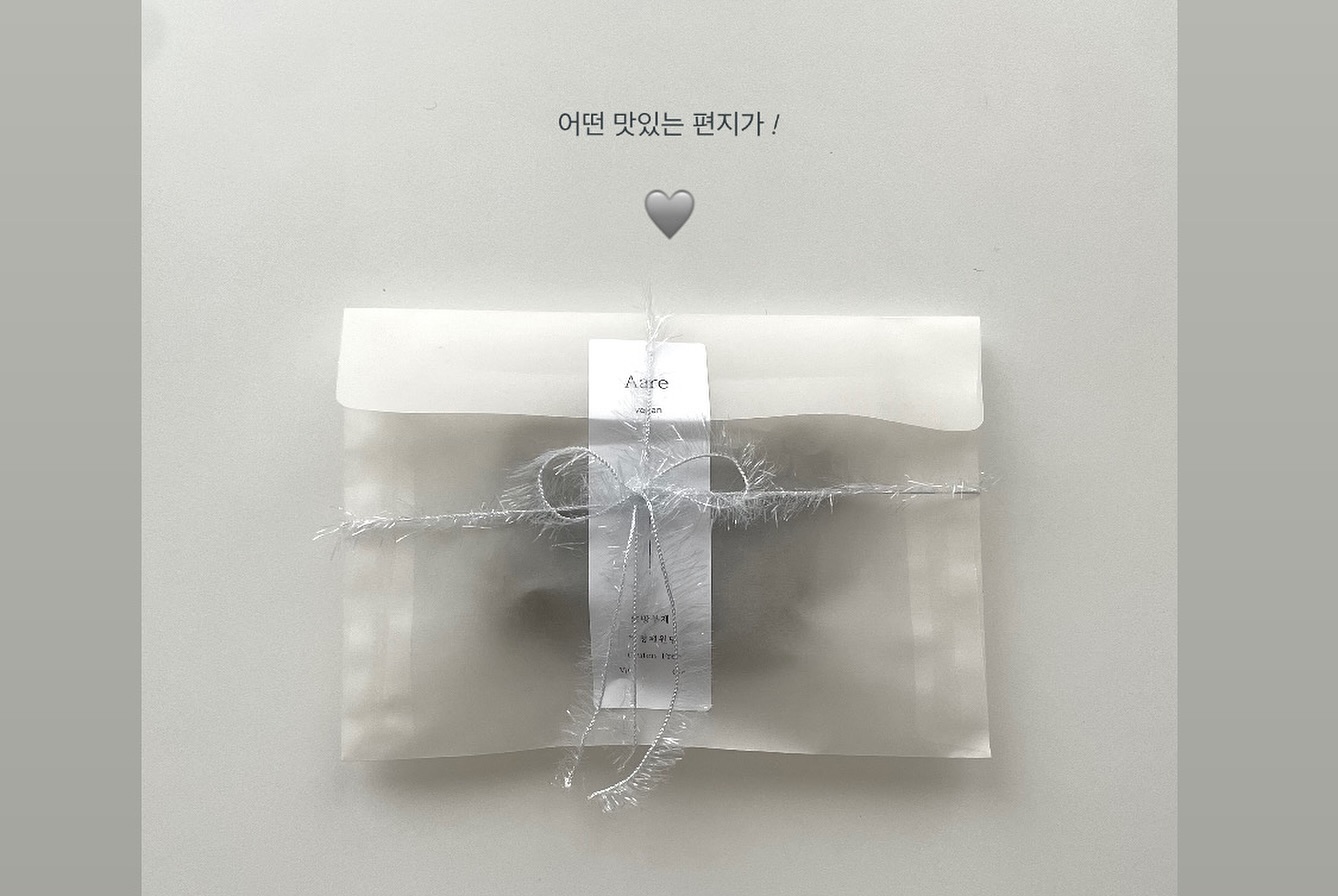편지봉투 안에 편지 대신 동글뱅이 쿠키로 마음을 전해요 .. 🩶

기존 쌀 쿠키의 퍽퍽한 식감 잡고 샤브레 느낌으로 만들어봤어요 
사실 어제 얼그레이 • 말차 만들고 맛있어서 테스트 겸 맛별로 (코코넛, 흑임자, 단호박초코, 호지차) 대량 생산하고 막상 만들고 나니 이거 다 어떻게 먹어야 하나 싶은 ^^,,,

아레볼의 심사위원들을 모집합니다 ••🩵🥹🩵💥