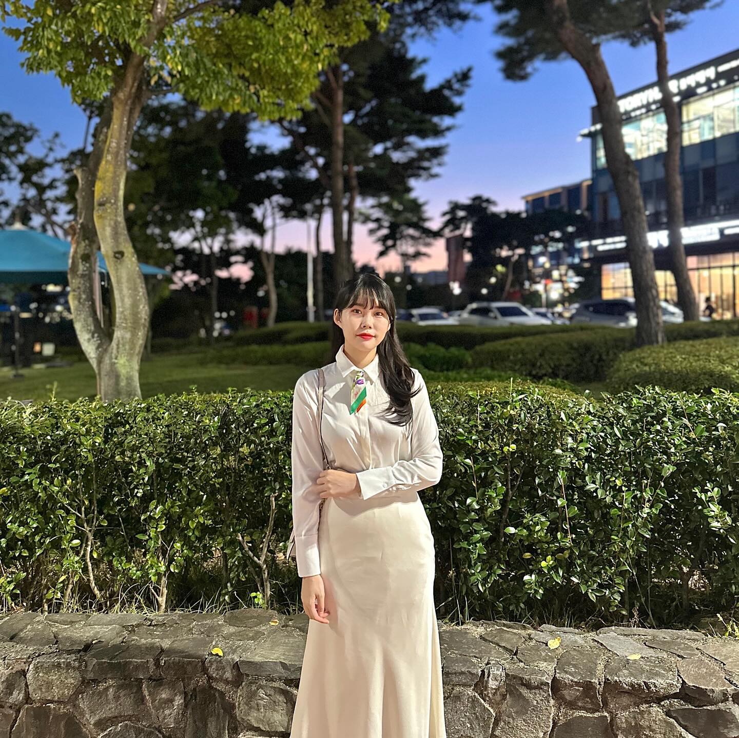 #협찬 안녕하세요. 벼리예요. 🧡 인친님들, 벌써 선선한 가을이 왔어요. 저는 반팔을 집어넣고 블라우스, 니트류를 꺼내기 시작했는데요. 블라우스 입은김에 오랜만에 트윌리 스카프도 매치해봤는데 어떤가요?🥰

◽️ 당신과 가장 가까운 예술 MERCION, 아티스트의 하나뿐인 작품을 입다
◽️ 아티스트 Bella. A 님의 제품으로, 그림은 나를 위로하고 희망을 갖게 만들며 일상의 균형을 잡고 내가 누구인지 나를 돌아보게 만든다는 소갯말이 좋아서 선택했어요.
◽️ 최고급 품질의 트윌실크 원단으로 자극없이 부드러운 촉감(실크100%👍🏻)

화려한 꽃 패턴이 돋보이는 마음의 정원, 보기만 해도 힐링이 되는듯 한데요. ✨ 밋밋하던 블라우스에 포인트가 되어 아주 마음에 들었답니다.🫶🏻 여자친구, 어머니 선물용으로도 정말 좋을 듯🎁
가방에 묶어서 새로운 느낌을 내기도 좋답니다. 😍 다가오는 빼빼로데이나 크리스마스 선물로 어떠신가요? 

📌 제품 정보 : 머시온 mercion_official
- 마음의 정원Y(트윌리)

#협찬환영 #트윌리 #머시온 #스카프 #일러스트 #디자이너 #아티스트 #작품 #디자이너브랜드 #스카프브랜드 #트윌리 #트윌리스카프 #트일리매는법 #트윌리코디 #머시온스카프 #실크스카프 #패션스타그램 #ootd #오오티디 #데일리룩 #스카프매는법 #mercion #scarf #fashion #하객룩 #하객코디 #데이트룩 #여친룩 #페미닌룩 #model