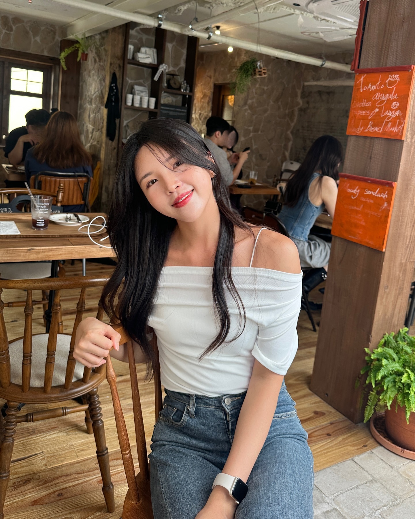 간만에 꾸미고 #부산 #전포카페거리 총총,,,🤍
#무디브레드마켓