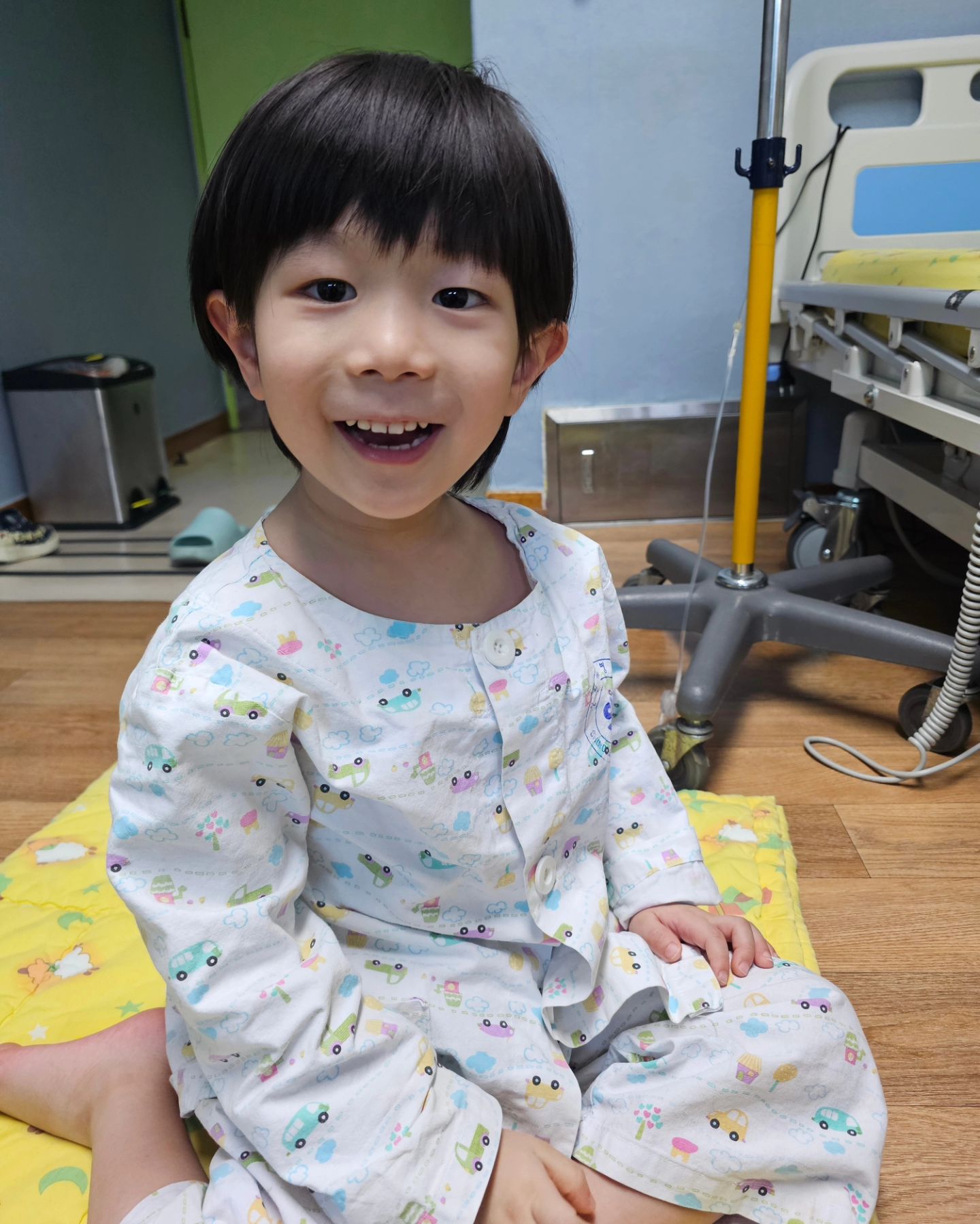 ❤️

퇴사선물로 2주 연속 주말을 병원에서 ㅎㅎ
4명이 릴레이독감...🤣
살면서 독감이란걸 처음 걸려봤다...ㅋㅋ!!
애기들 낳을때 빼고 입원도 처음해봄...ㅋㅋㅋㅋㅋ
완치되었으니 이제 아프지말즈앙🥰

#A형독감 #이런건 #유행에뒤쳐져도되는데 😵
#9살 #7살 #5살  #쌍둥이 #사남매
#육아스타그램 #육아맘 #워킹맘 #도치맘 #다둥맘 #애넷맘 #남매맘 #육아 #일상 #귀요미들 #예쁜아기 #twins #형제둥이 #사랑둥이 #내사랑 #사랑해 #❤️