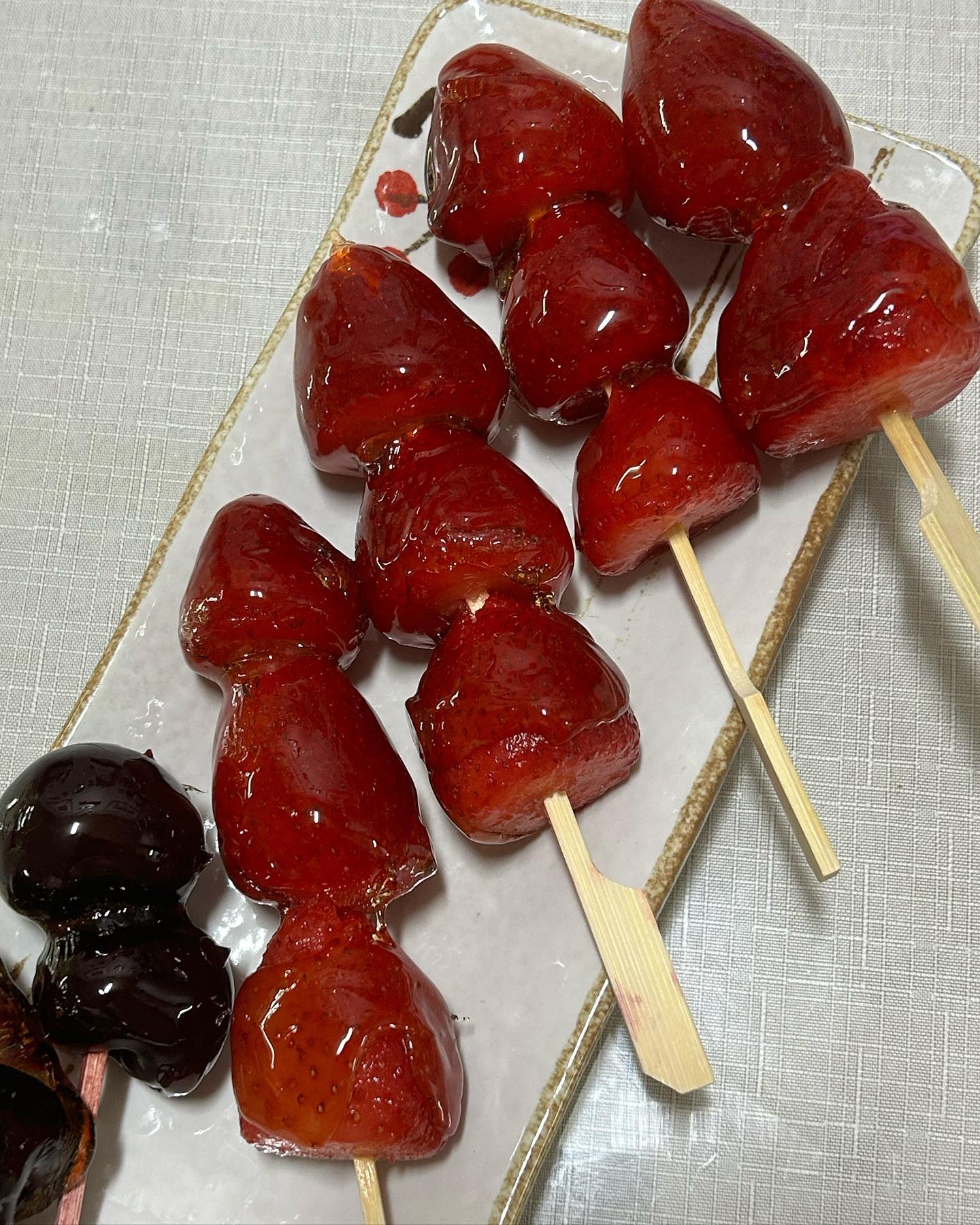 🍽️내가 만든 요리 🍽️
#탕후루 🍓

요새 탕후루에 빠져서
집에서 직접 만들어먹은 탕탕탕후루 !

설탕을 골고루 못묻힌게 조금
아쉽지만 역시 탕후루는 
언제 먹어도 맛도리 🍓
다음번엔 더 예쁘게 성공하리 !