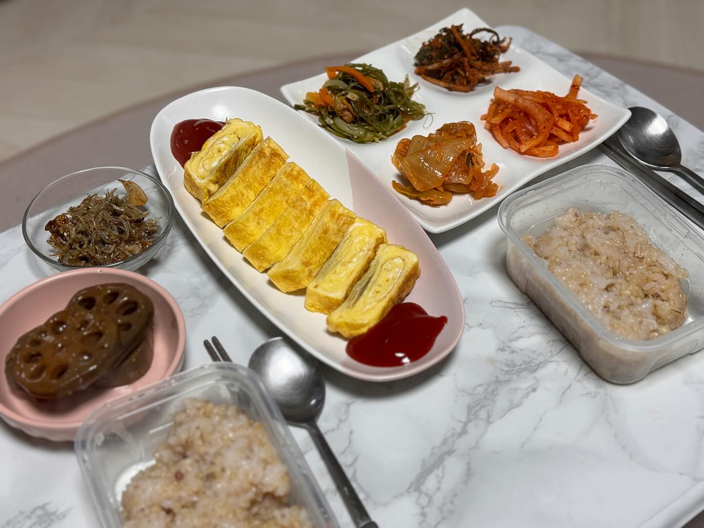어제 반찬 많이 해둬서 오늘 저녁은 남편올때까지 띵까 하다가 꺼내기만 해서 먹으니 좋네용😄✌️
역시 밑반찬이 있으면 든든해요 후후😆😁🍽️
#더지네홈스토랑🍽
배고프면 먹으려고 고구마 굽는데 ㅋㅋㅋㅋㅋ 에어프라이어 온도 잘못맞춰서 터트려버렸답니다^________^