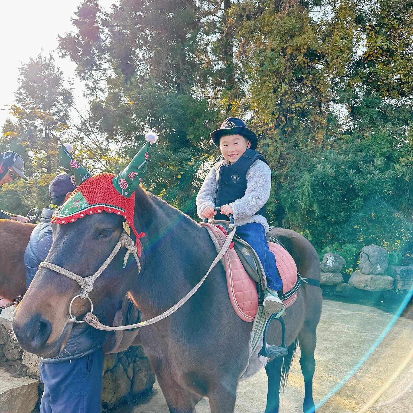 졸귀탱들 ♡ 

하늘이는 무섭다고 울다가,
끝엔 아쉬워서 또울었다 😆
송이 말이 너무 예쁘다는 하늘 😃

태양이는 정말..다컸구먼 😗🩵

#목장카페밭디  #승마체험 #말타기 
#남매맘 #가족여행 #제주도여행