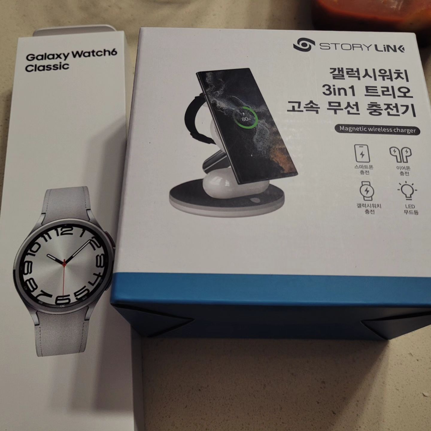 결혼기념일은 한참지났지만
조카결혼식에 참석하느라 
어영부영 넘어간게 미안하기도했고
급하게 고장나 제기능 못하는 워치가 안쓰러웠다
이번에 새로나왓다길래 급하게 주문
#갤럭시워치6클래식 
일단 손도 크고해서 알이작으면 안이뻐보이니까
제일 큰걸로 47mm주문
서프라이즈해주고싶었는데 
친절한 택배문자덕분에 좀 망쳤네ㅋㅋ

원래 이런거에 감흥이 없어 어차피 서프라이즈는 안됐겠지만
(대문자 T와 삽니다) 
그래도 고맙다고 표현해줘서 나야말로 고맙습니다ㅋㅋ
워치거치대도 하나하면 이쁠거같아서 구매했더니
마침 같은날 배송되서 한컷 

올해 결혼기념일도 잘 지났습니다 ㅋㅋㅋ

#갤럭시워치6
#결혼기념일선물
#내선물은언제줘
#나는말야
#금으로만든
#길게말안할게