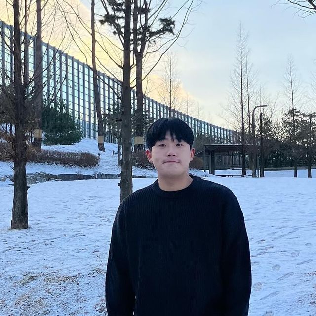  성의 on Instagram: "#광고 
크리스마스 이브에 눈이 펑펑:)
-
-
#협찬 #제품제공 
@agod_official_ 에서 제공받았습니다.

✔️아크릴 울 소재로 제작되어있어 높은 하이 퀄리티 니트 ! 밀도가 높아서 되게 촘촘하여 보온성이 장난 아니라고요🤟🤟

또 재질 자체가 되게 쫀쫀합니다 🤩 내추럴하게 떨어지는 핏감 !! 활용도 높은 8가지의 베이직한 컬러 구성으로 누구나 쉽게 코디 가능하고 기본템으로 너무 좋을 거 같아요😄

#어게인스트올오즈 #agod #에이지오디 #에이갓 #패션계정 #패션계정맞팔 #좋아요"