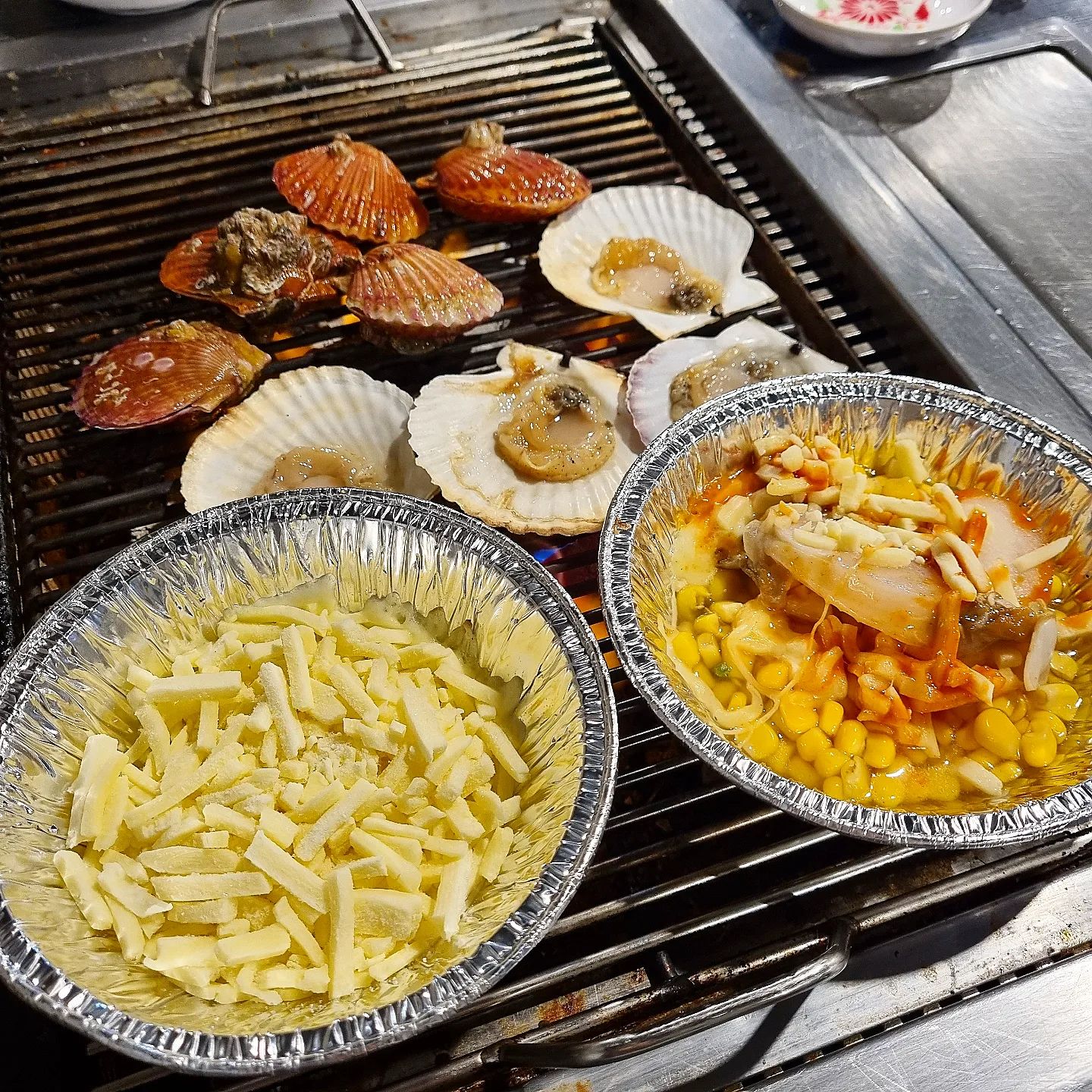 🎣
🎣오늘의 미끼🎣
#조개폭식

🍴무한리필 조개구이 (1인 32,000원)🍴 

🦪 조개구이,조개전골,우삼겹,라면,칼국수 등등  무한으로 먹을수있광

🦪 키조개,가리비,대합 이름모를 조개들을 계속줌

🦪 조개뿐만아니라 고기가 무한임...🫠

🦪 원래 유명한 맛집인데 또 나만 몰랐죠😂

🦪 휴일 저녁은 무조건 대기가 있는듯하니 
  츄리닝 바지입고 뛰어가세여🏃‍♀️
 
🦪 오늘 조개구이 폭식하고 싶다!! 추천광!!

📌 서울 은평구 연서로 208

👣 연신내역 5번 출구에서 도보로 직진 200m

⏰ 매일 16:00-02:00
  01:00 라스트오더