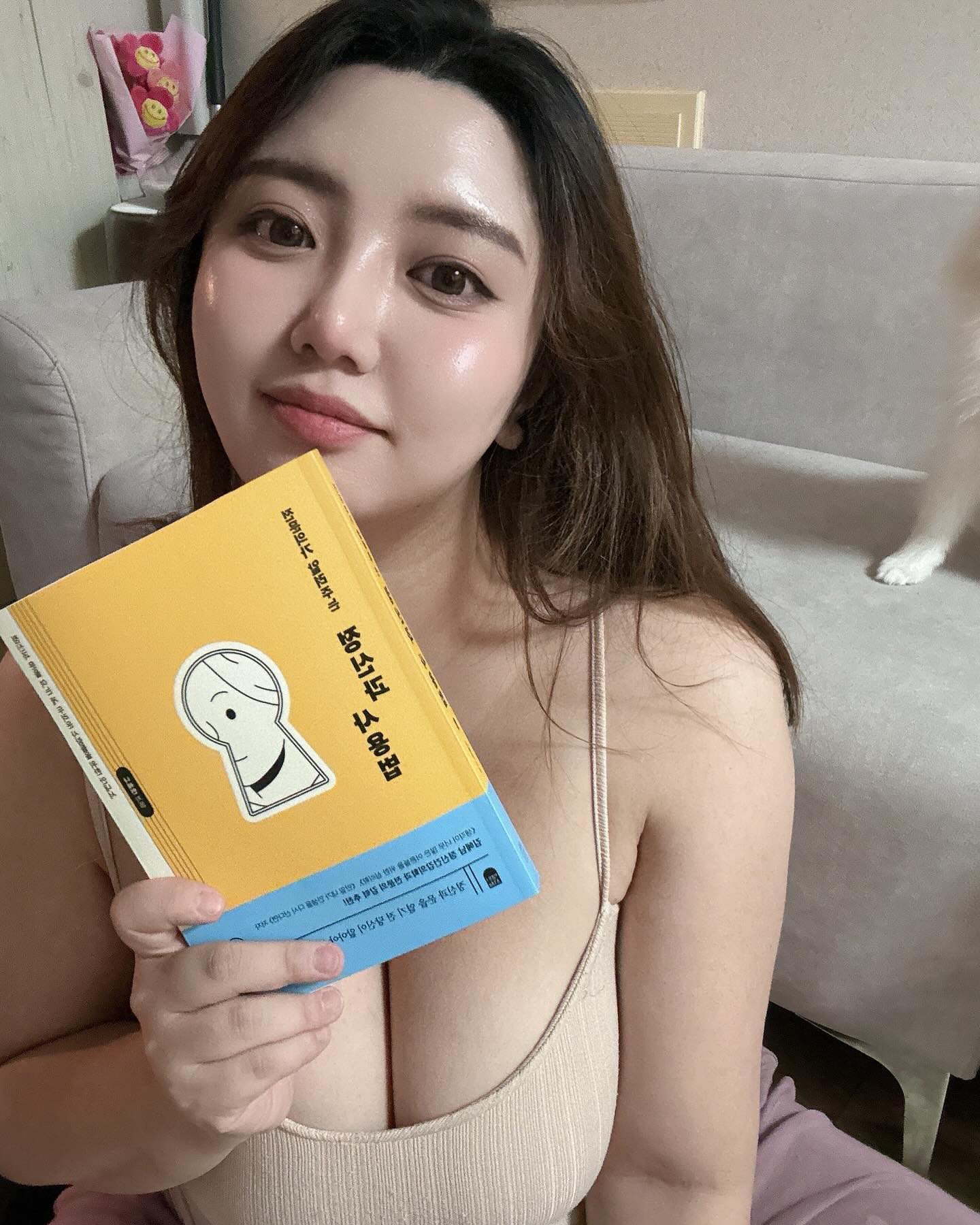 저희 병원 나해인 부원장님 첫책이 출간되었습니다! 

책 ‘전문의가 알려주는 정신과 사용법‘ 을 추천 해드리는 분들은 ⬇️

📌정신과 치료를 고민중이신 분들
📌가족이나 가까운 지인이 정신과 치료를 받고 있는 분들
📌정신과 치료를 이제 막 시작하신분들

우울, 불안, 강박, 성인 ADHD, 트라우마 등의 증상별 체크리스트부터 병원 선택 가이드까지 현재 고민중이신 분들께 알아야 할 정신과에 대한 모든 것과 정신과 문을 여는 게 두려운 사람들에게 필요한 안내서 입니다.

아래 ⬇️ 구매 링크 입니다 많은 관심 부탁드려요❤️

예스24
https://m.yes24.com/Goods/Detail/140204786

알라딘
https://www.aladin.co.kr/m/mproduct.aspx?ItemId=354001168

교보
https://product.kyobobook.co.kr/detail/S000214982874

#책 #책추천 #전문의가알려주는정신과사용법