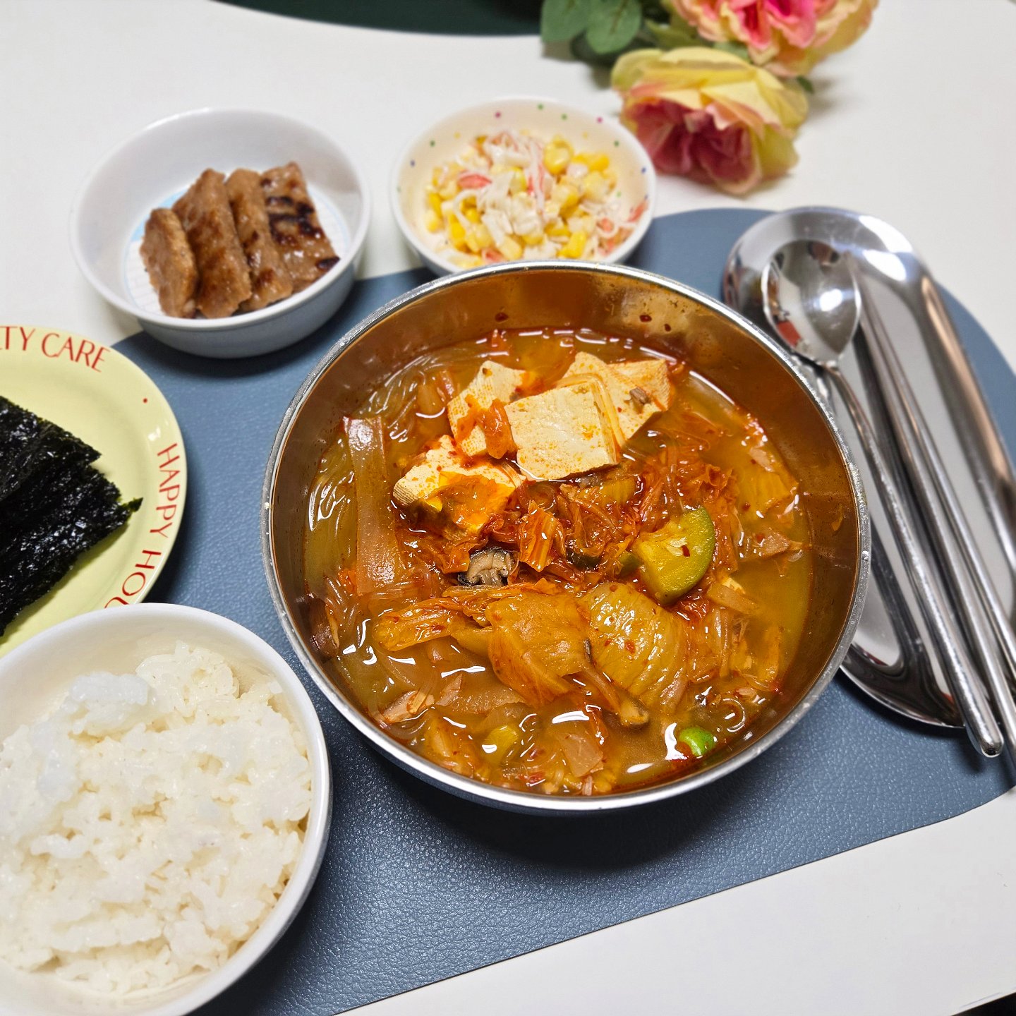 #협찬
맛있는 김치찌개 그냥 뚝딱이네
딱 8분만 투자해서 물 넣고 끓이면 진한 김찌 🥘먹을 수 있어요
저는 참치넣고 더 끓여줬는데 스팸넣고 두부 넣어주면 더 맛있게  먹을 수 있고요
맛난김치찌개 먹고 싶을땐 배달 말고 이거!

간편요리 선호하는 워킹맘인데 ✔️김치찜부터 ✔️김치전
그리고 나의최애 김치제육까지 다양한조리가능~
김치가 맛있으니 무엇인들 맛나게  완성되는 우리집 식탁요리
밥한그릇 호로록 다먹어버림요
다먹고 또사자🛒🛒
https://smartstore.naver.com/slimnuts/products/10208111263

myeongjang_official

#김치찌개 #김치찜 #간편요리 #오늘저녁#맛있어
