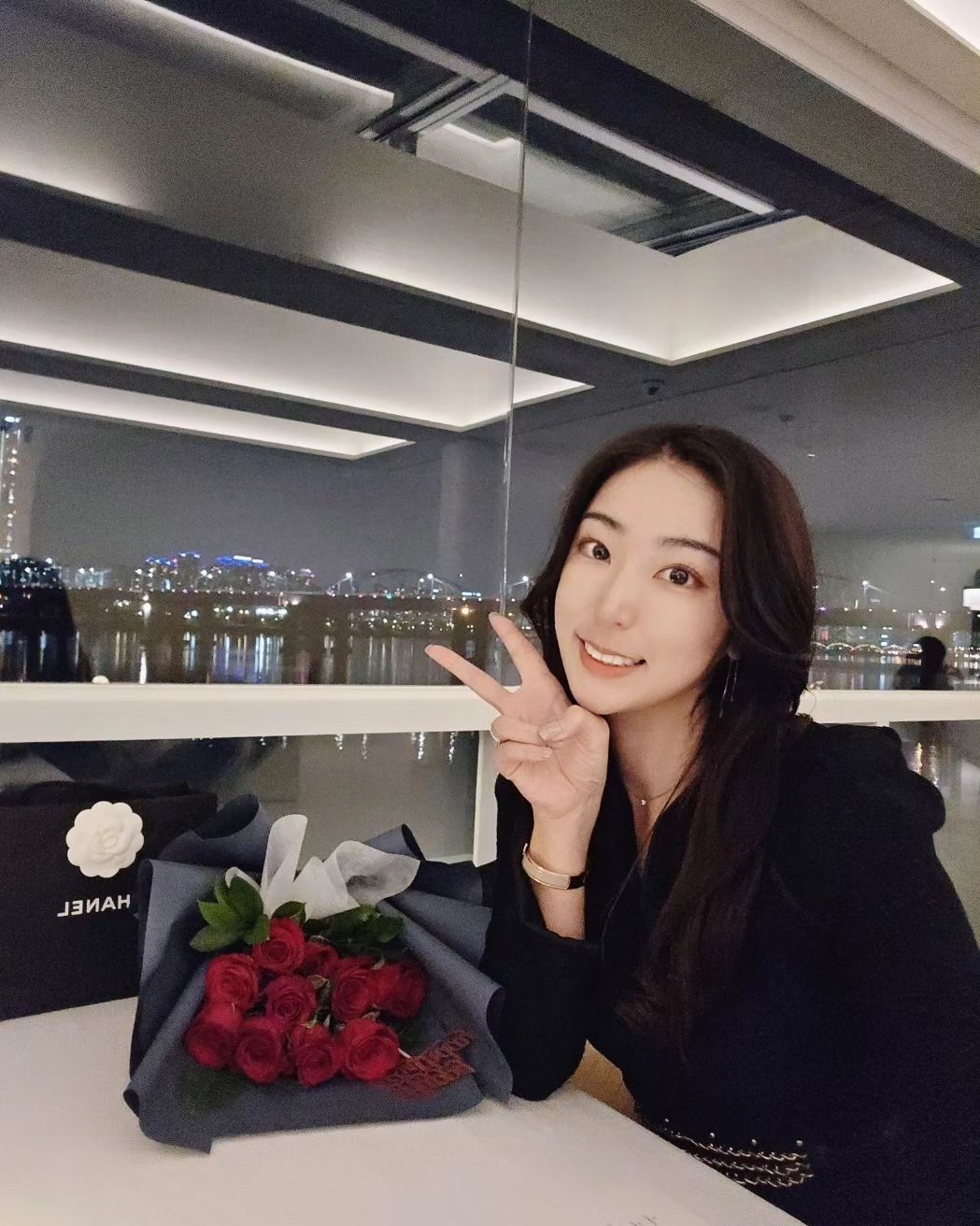 🌃 한강 야경 너무 예뻤던,
파인다이닝 'Le Da'
.
.
요리 하나하나 다
맛도 최고..🍽🫶
.
.
행복 가득 채운 날🥰
.
.
노을지는 일몰시간때
다시한번 가야지!ㅎㅎ
.
.
.
#야경맛집#한강뷰#드라이브#르다#leda#파인다이닝#반포맛집#한강뷰파인다이닝#뷰맛집#일상#일상룩#일상사진#기념일맛집#일상스타그램#좋아요#사진#한강사진#장미#장미꽃다발#좋아#행복#소확행#디너맛집#디너코스#한강레스토랑#LeDa#일몰맛집#노을맛집#한강노을뷰#한강사진#디너레스토랑