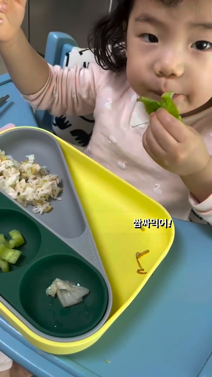 상추쌈을 즐기는 나의딸😄
고기가 있으면 무조건이다ㅎㅎ 
우리집 빠지지 않아야하는 냉장고 필수상추 🥬
잘먹고 건강하게만 자라다오🩵

#쌈싸먹는여자#쌈싸먹는아이#고기엔쌈