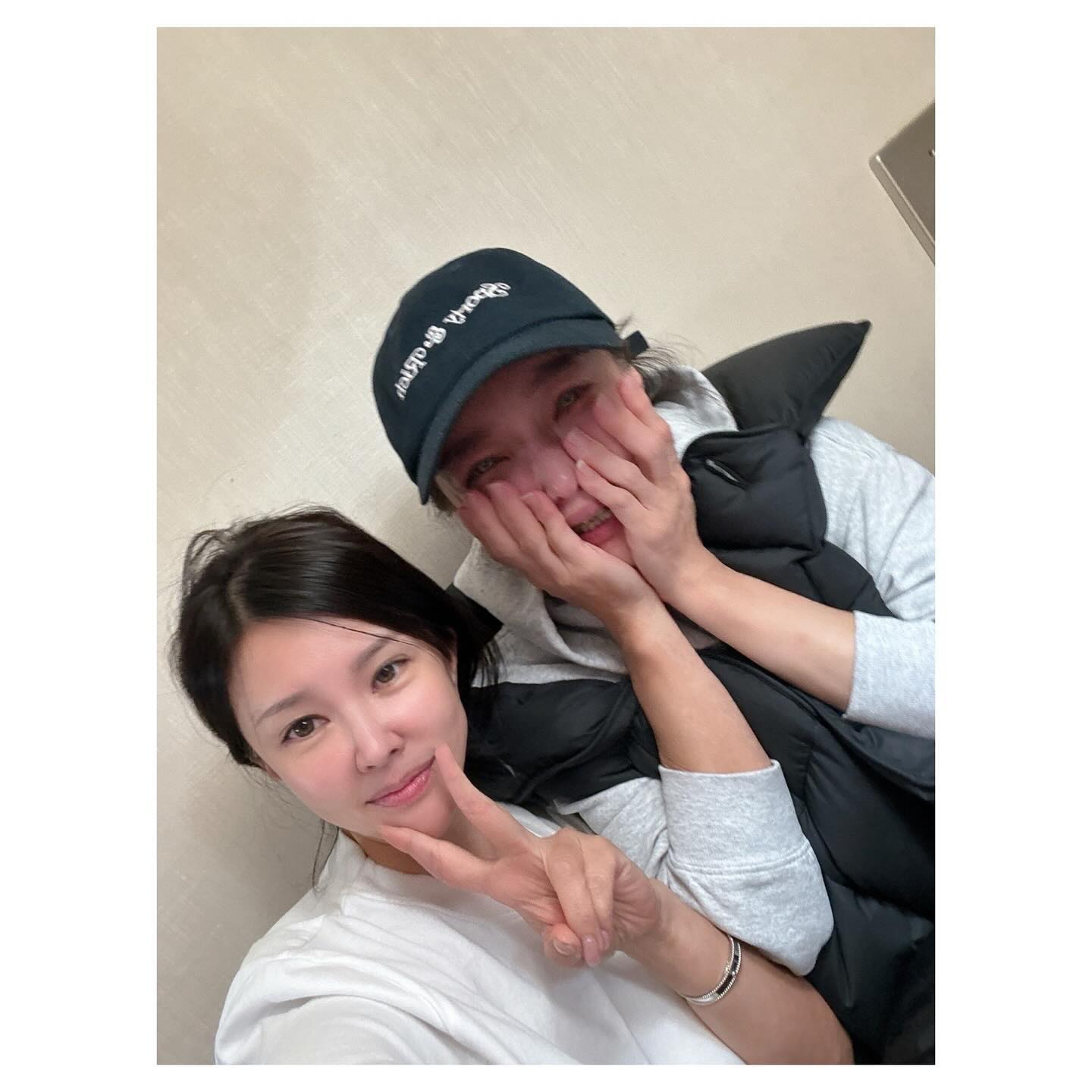 ⠀
골골앓느라 올리지 못했던 사진들
사진첩 정리하며 지난주 뭐했나 보다가
미코 hs언니집에 벙개로 초대받아서
꼬질한채로 다녀오기도…🫣
투덜씨 친구들모임에 갑분콜 당해서 여전히 
꼬질한채로 다녀오기도…🤭
써니가 급 지하주차장으로 델러와서,어버버
꼬질한채로 여기저기 이끌려나가기도…😓
아프단 핑계로 뻔뻔하게 잘도 돌아다님😂
ㅉㅉㅉㅉ🤣
.
.
#뒷북피드 #늦은일기 #밀린사진올리기 #꼴방쥐의일상 #아프지말고 #그녀가사는이야기 #주변과의어울림 #내편들❤️ #쁘니들 #잘먹고잘살기 #소중이들 #꼬질꼬질한채로 #벙개만남 #일상기록📷 #소통