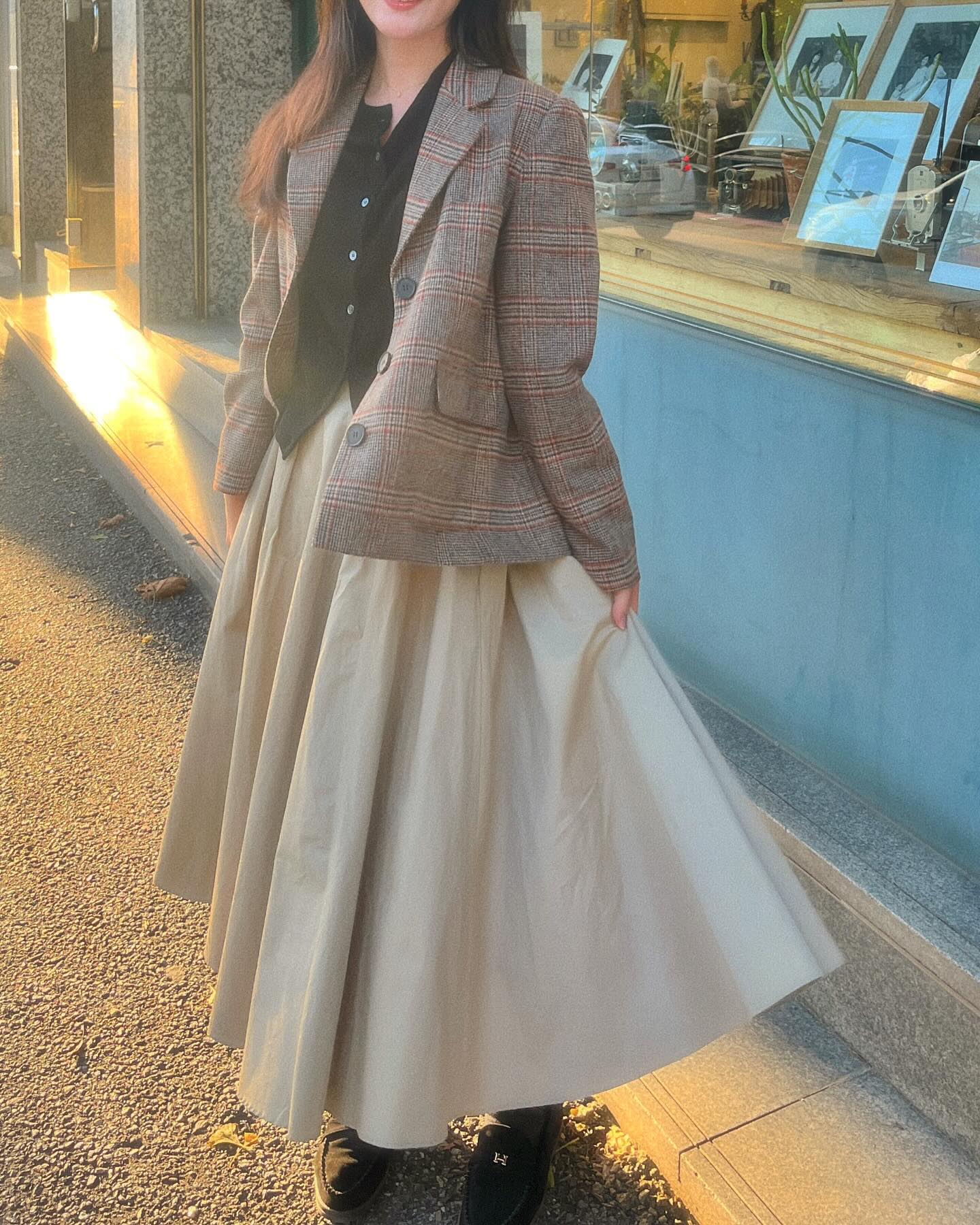 며칠 전에 가을 아니었어여? 🍂

짧고 소듕한 내 가을, 돌려줘 :)

#가을데일리룩 #데일리코디추천 #가을코디추천 #30대여자코디 #30대직장인 #풀스커트 #체크자켓코디 #가을자켓코디