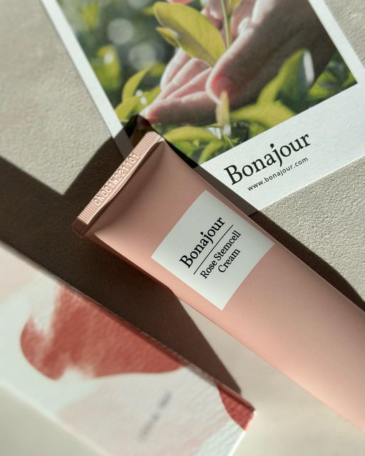 𝘍𝘳𝘦𝘦𝘭𝘢𝘯𝘤𝘦𝘳 𝘔𝘰𝘥𝘦𝘭 on Instagram: "#광고 ➰보나쥬르➰로즈스템셀크림 모공 개선, 주름 개선, 미백, 피부결, 탄력, 리프팅까지 한 번에 케어 가능🫶🏻 무거워지는 겨