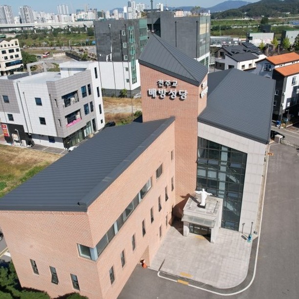 #협찬 30년 경력의 믿을만한 지붕/외장재 전문 업체 🧱(주)동림🧱

✅아산시 배방성당 징크 칼라강판 시공
✅아산시 둔포 성당 징크 칼라강판 시공

세종시에서 유일하게 지붕면허를 
보유하고 있어 믿고 맡길 수 있는 곳이에요

👉🏻시공 : 지붕 및 외장 전문 
👉🏻판매 : 각종 지붕 및 외장재, 방부목, 오일스테인, 야외용 탁자 등등

◼️주소	세종 조치원읍 세종로 2688-1
◼️전화번호	044-862-7055, 010-3014-4715	
◼️영업시간	매일 07:00 ~ 19:00
◼️홈페이지	www.동림.kr 

#세종징크 #세종기와
#징크시공 #징크공사 #칼라강판시공 #칼라강판공사 #지붕시공 
#지붕공사 #기와시공 #기와공사 #충남징크 #충남칼라강판