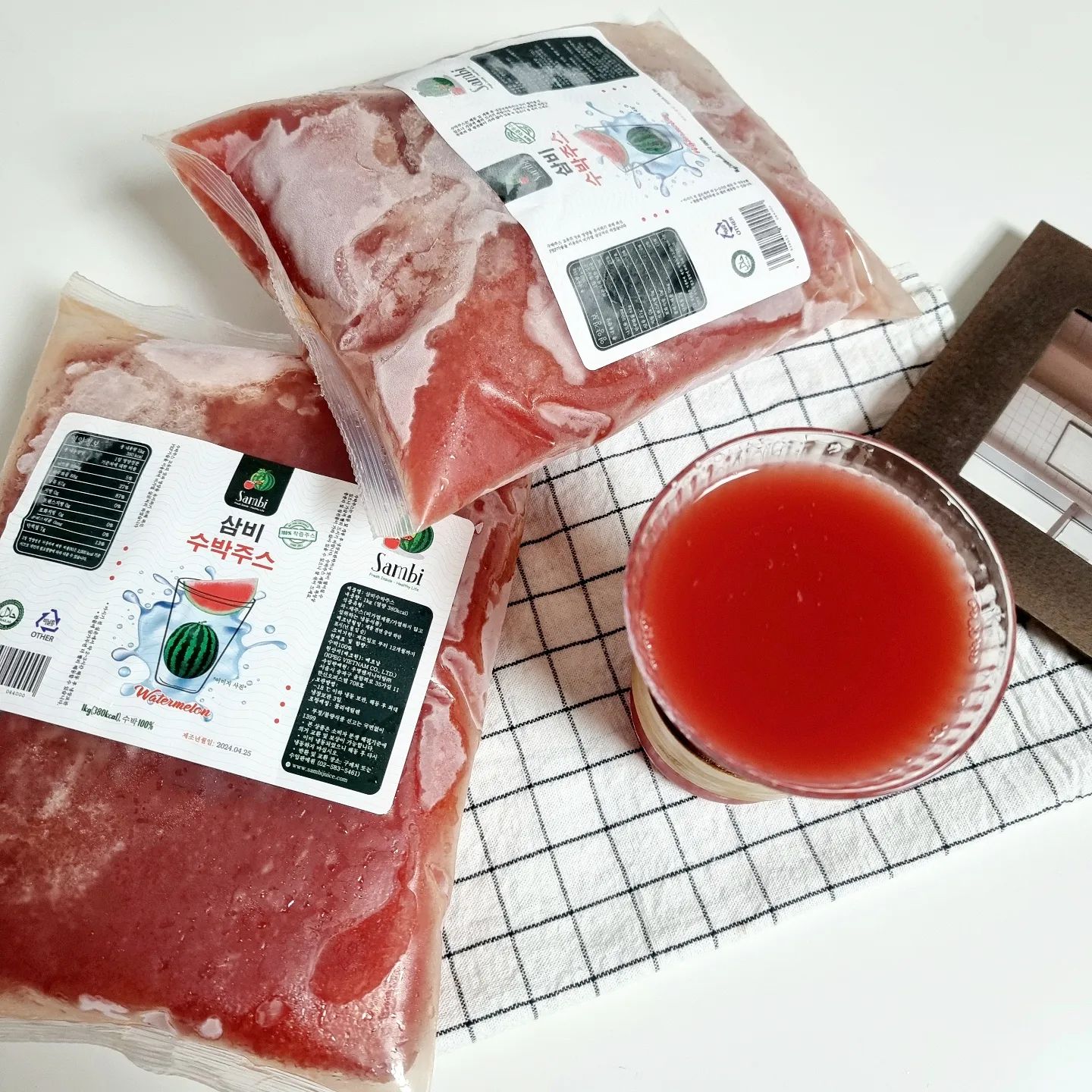 #협찬 

수박 좋아하는 1인입니다 🍉 🍷
요즘 카페가면 수박주스 만드느랴 열일하던데
이렇게 간편하게 마시고 있네요

매번 사먹는건 부담스럽고 수박사서 컷팅하는것도
일이고 삼비주스가 진리다!!

1kg 5봉지가 급속 냉동처리되어 와서
냉동에 넣어 하나씩 해동하며 야금야금
꺼내먹고 있답니다

주스1kg 딱 들어가는 공병도 두개나 주시고
서비스가 최고예요 
그래도 맛없으면 안먹는 고급입인데ㅋㅋ
진심 맛있어요 

삼비 과채주스는 본연의 맛과 풍미를 자연 그대로 유지하려고 
노력해서 그런지 당첨가 하지 않아도 달콤한 수박천연의 맛 
그대로 느낄수 있었어요 

자연에서 재배한 신선한 과채류를 방부제없이 생산해 
건강한 100% 천연 주스를 만들고자 최선을 다하고

베트남 현지 공장에서 HACCP 인증받은 품질관리 프로세스를 이용하여 최첨단 설비 생산라인으로 위생적인 환경에서 
제품 생산까지 와~~ 믿음이 갑니다🙏🏻

요즘 날씨 더워서 나가기도 싫던데 집에서 홈카페 놀이하기
아주 딱이예요😂

어른아이 구분없이 누구나 좋아할 삼비 수박주스 꼭 드셔보시길~요

https://url.kr/xetcig

#삼비주스 #수박주스 #수박주스만들기 #수박주스레시피 #수박주스비교 #냉동수박 #수박주스종류