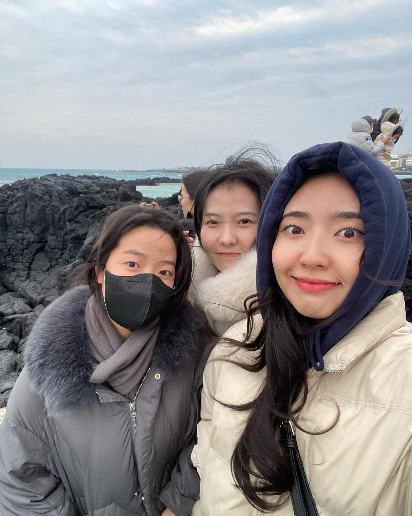 .
호락호락하지 않은 동생들과
더 호락호락하지 않은 제주날씨 ❄️
그럼에도 좋은 제주

눈보라가 휘몰아쳐서 갈곳이 없어서
꽁꽁 싸매고 썰매타러 모교 방문 🤭

눈썰매 파는곳
📍롯데마트 제주점 5층
(제주도에서 눈썰매 파는곳 찾기 난이도 상)
.
.
.