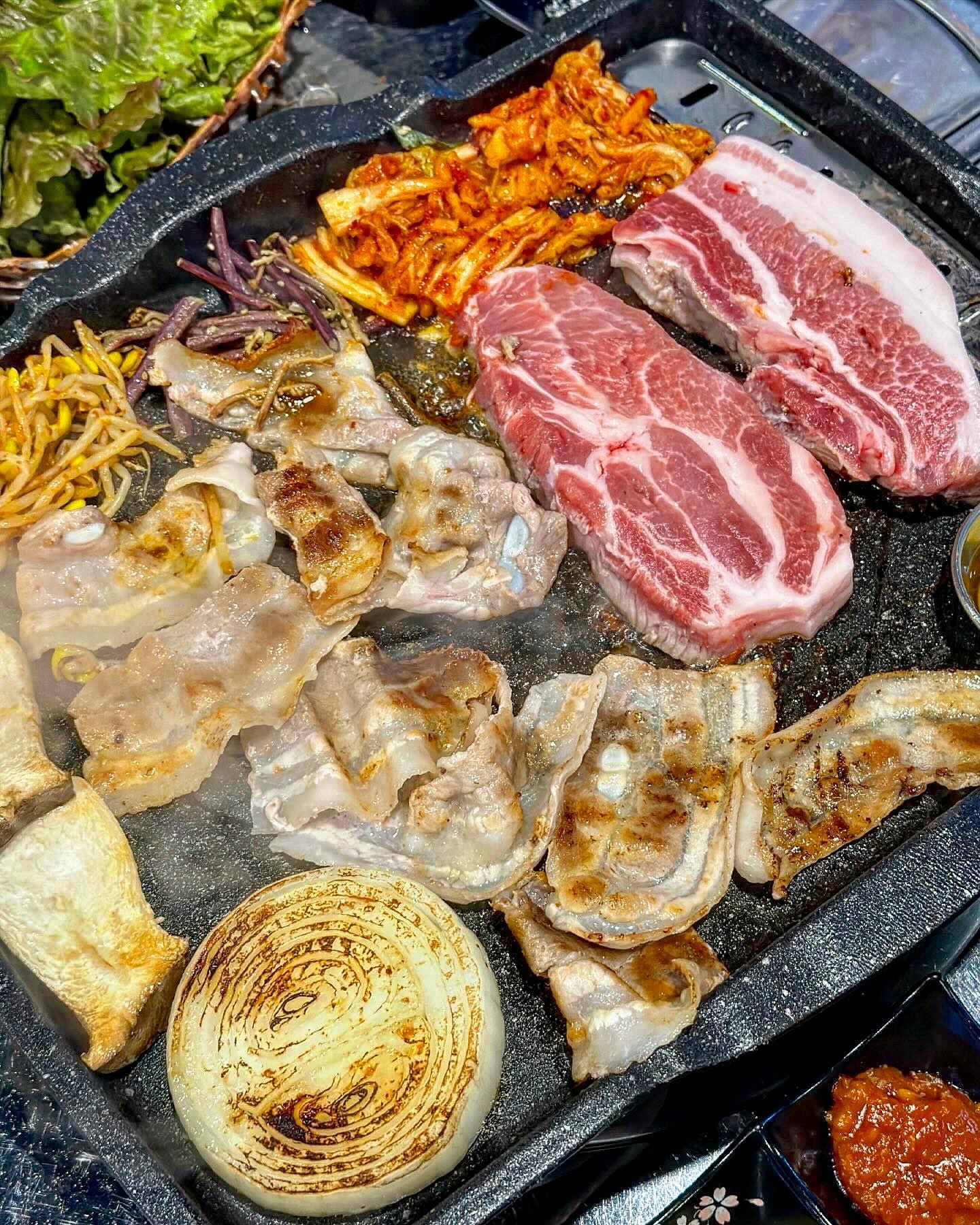 #협찬 
깐깐한 엄마에게 합격 목걸이 받은 
질 좋은 고깃집 하가지구 #금정돼지

가족 외식 때 어무니께 맛있네 소리 나오면
그 집은 맛집 인정인 거 맞죠
고기 추가에 냉면, 볶음밥 둘 다 포기할 수 없어서
배 찢어질 때까지 먹은 맛집

직원분들이 기본적으로 친절하시고
반찬이나 추가 주문도 웃는 얼굴로 빠르게 챙겨주시더라구요
사람 많은 집은 다 이유가 있는 것

고기 다 먹고 남아있는 서비스 아이스크림까지
야무지게 먹고 배불러서 집 와서 누워있다는
고물가 시대에 맛과 가성비 둘 다 잡은 집이라
모임 때도 부담 없을 집이랍니다

✔️아기의자 있음
✔️단체석 완비
✔️근처 무료 공영주차장

✅️ v.v2234___
◾️ 금정돼지
◾️ 전북 전주시 덕진구 가리내8길 10-9
◾️ 매일 12:00 ~ 24:00 
◾️ 0507-1428-9320