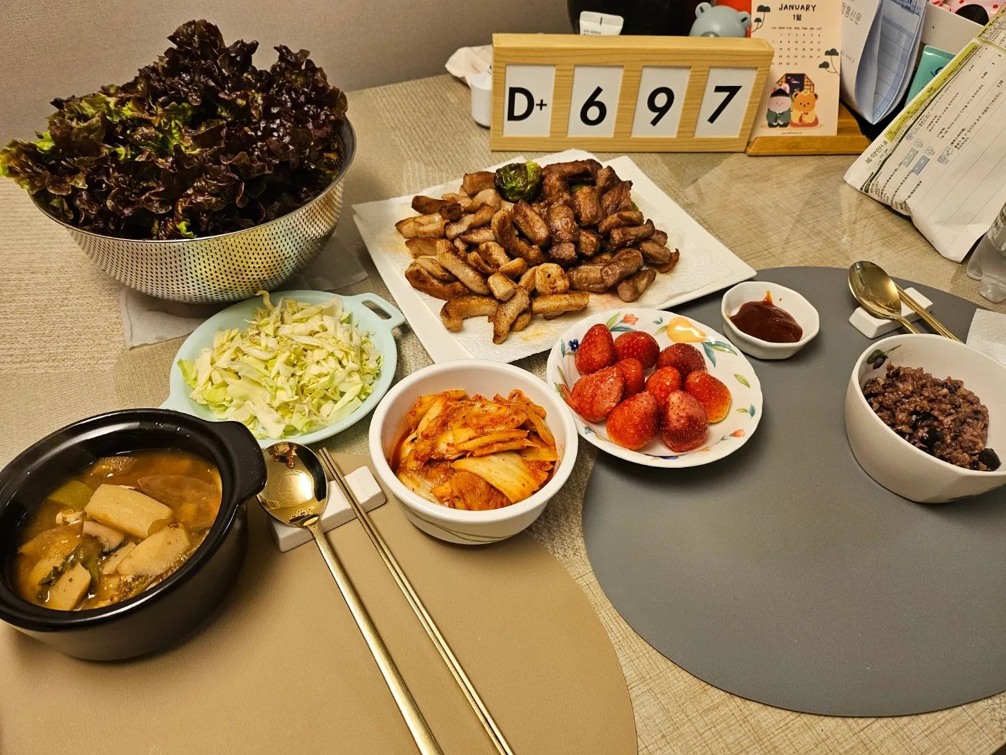 남이 해주는 밥과 설거지는 정말 최고최고..
산후조리사님 덕분에 잘 먹고 잘 자고 있습니당😌 특히 단이가 생후 13일만에 6시간 통잠을 자 주는 바람에 더욱 더 잘 자고 있습니당🥰 벌써 일주일이 지나고 내일이면 또 오빠랑 화이팅 해야 할 주말이네요.... 🥲
.
.
단이 낳으러 갈때 아파하면서 119에 실려가는 모습을 마지막으로 결이랑 인사를 못나눴었는데 그렇게 3일을 서로 못보고 집에 돌아왔더니 결이가 저랑 거리를 두더라고요. 아빠만 찾고 아빠한테 더욱 집착하고.. 그렇게 계속 저는 혼자 속으로 외로워하고 애한테 너무 상처였나 생각하고 있었는데, 단이를 유축수유만 하다가 직수를 시도하는데 진짜 너무 아파서 3번 악!!! 안방에서 소리 지르면서 울고 있었더니 결이가 우다다다 달려와서는 아파서 우는 저를 보고 어쩔 줄 몰라하면서 걱정스럽게 보더니 제 눈물을 마구마구 닦아주더라고요😭😭😭 완전 감동받았어요ㅠㅠ 그 후로 아빠만 찾던 결이는 다시 저도 찾아주고, 다시 예전처럼 안아주고, 엄마 아야야라고 말하면 눈물 안흘려도 얼굴을 마구마구 닦아줍니당😂🩷
.
.
서방님이 생일때 보내주셨던 돼지고기, 은별이가 단이 낳았다고 보내준 소고기 꾸워서 맛있게 몸보신 했습니다!!! 고맙고 감사합니다❤︎ꔛ❜ 마지막으로 임신중일때 맘대로 과일 섭취도 못하고 꾹 참았던 저를 위해 아가씨가 보내주신 과일박스!!! 결이랑 나눠먹으라고 이것저것 엄청 많이 보내주셔서 한동안 과일 안사도 되겠어요ㅋㅋ 감사히 잘 먹을게요🫶🏻🫶🏻🫶🏻
.
.
#빠르게지나간일주일 #또다시찾아온주말 #화이팅🔥
#첫째 #702일아기👶🏻 #23갤베베ෆ
#둘째 #15일아기👶🏻 #신생아아기ෆ