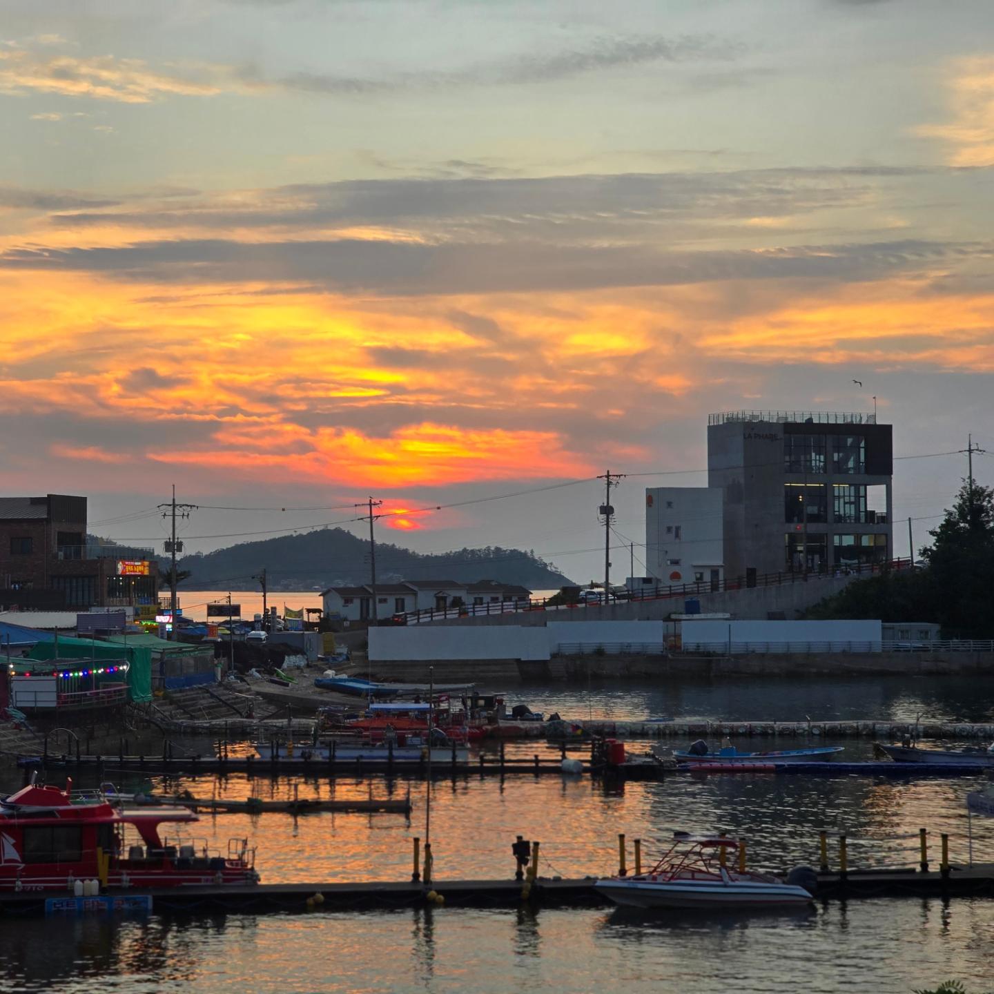 장자도 일몰 🌇🌉 💯
오늘 정말 선물같은하루구나~

처음 와본 장자도 반해버렸네~😍
다음에 꼭 다시오고 싶은 ~~🩷

#장자도
#장자도일몰
#일몰 #일몰사진
#군산여행
#군산여행추천 
#군산장자도 
#1박2일여행 #가족여행