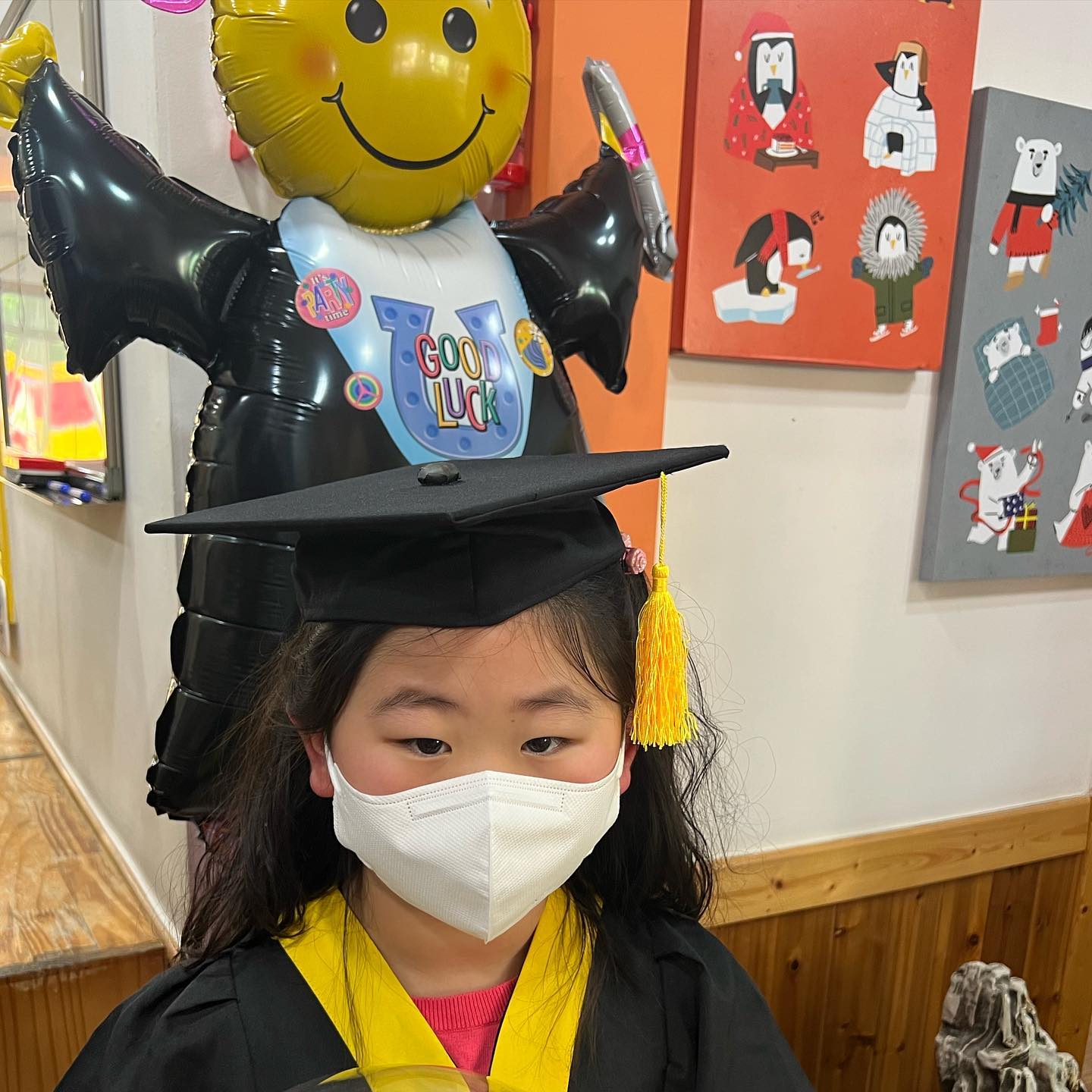 #230222 #유치원졸업 

돌 지난 이후부터 시작된 사회생활 🎓

어린이집부터 시작해서 유치원까지 
매일 일찍갔다 제일 늦게와도 투정없이 잘 보내줘서 너무 감사하고 
친구들과 노는 모습보니 너무 잘 커줘서 밝게 자라줘서 고마워

앞으로 이제 진짜 시작이지만 
이것 또한 잘 이겨내고 잘 할꺼라 엄마는 믿어🤍

서울대 의대 가고 싶다는 너의 꿈👩‍⚕️
응원할께🥰 사랑해
