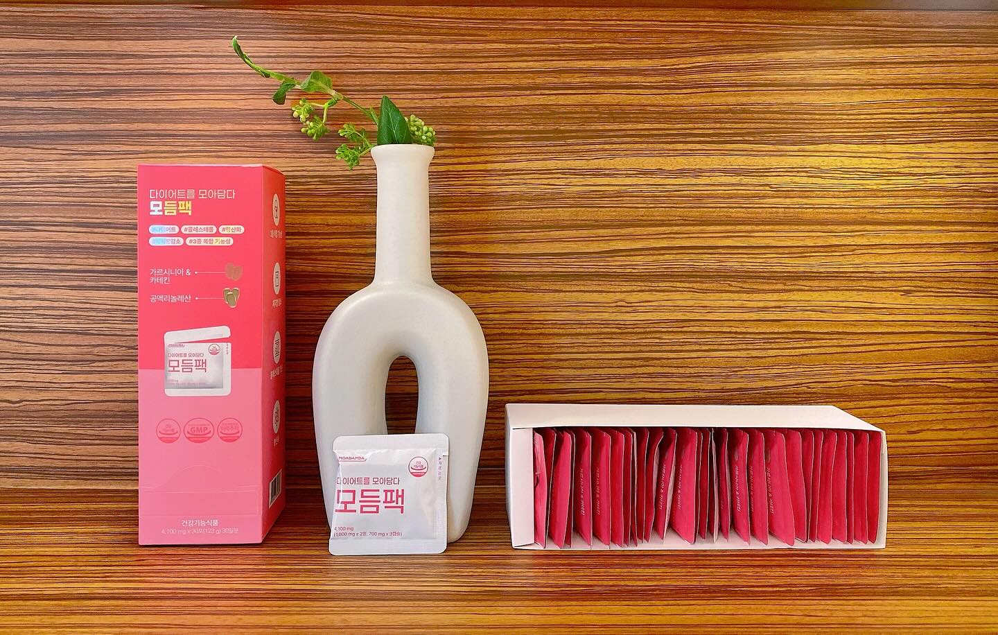 다이어트 선언한지 꽤 오래되긴 했고
조금 빠지고 정체기 겪고, 
아주 조금 빠지고 정체기를 겪는 중이라, 1달에 1 ~ 2 kg씩
목표 체지방량 & 체중까지 감량할 계획인데

주변에서 언제까지 다이어터냐며…🥹
다이어트 끝나고 유지어터 되는 날이 오기는 오는거냐는 
놀림과 비아냥에 기어이 감량 성공하고서는 
유지어터 되겠다고 독하게 마음 먹고

살이 무섭게 빠진다는 3개 지방 분해 성분,
가르시니아, 카테킨, 공액리놀렌산이 1포에
모두 함유되어 있는 #다이어트를모아담다모듬팩 을
시작 했어요! 🫠

🩷 모아담다

“좋은 것만 모아담다” 라는 슬로건 아래
일상에 꼭 필요한 것이지만 불편함 때문에
잘 챙기지 못하는 현대인들의 고민을 해소하기 위해 

전문적인 연구 개발을 통해 좋은 것을 한데 모아
편리하고 경제적인 제품과 서비스를 조합 전문 브랜드

💝 다이어트를 모아담다 모듬팩

💊 고품질 원료로 오직 다이어트를 위한 특별 배합

💕 가르시니아 (인도) : 체지방 Out
💕 공액리놀렌산 (독일) : 체지방 Cut
💕 녹차 카테킨 (미국) : 체지방 Down

💊 오직 다이어트를 위한 3중 관리 건강기능식품

💕 탄수화물의 지방 합성 억제
💕 체지방 컷팅 💕 체지방 감소

💊 꼼꼼히 모아담은 부원료
💕 치커리뿌리 💕 레몬밤
💕 알로에베라 💕 흰강낭콩 

💊 1일 1포, 3초면 섭취 The End!! 

💊 3개 기능성 원료를 모아 담아서 가능한 합리적인 가격

💊 건강기능식품, GMP 인증

💝 다이어트를 모아담다 모듬팩 품평

독기 품고 다이어트를 시작 했는데..
몸에 기운이 없어서 운동을 할 수가 없었고 

성공하고 싶은 마음에
식단은 놓을 수가 없어서 단백질 식단을 지속하다가
특별히 어디가 아픈 것이 아닌데도 몸에 기운이 없다면
양질의 탄수화물을 섭취해야 한다고 해서

양 조절만 했고 운동은 안한게 아니고 할 수가 없었고
식단은 안하고 #다이어트모아담다모듬팩 만 섭취한지
어언 2주정도 되었어요!

1박스에 30포로 1포씩 개별 밀봉되어 있다 보니까
휴대하기도 편하고 위생적으로 섭취할 수 있으니
잊지 않고 꾸준히 섭취하게 되더라구요! 😍

식 후 1포, 충분한 물과 섭취해주면 되고
가르시니아, 카테킨, 공액리놀렌산이 1포에 모두 담겨 있어서 별도로 다른 제품을 안챙겨 먹어도
#다이어트를 모아담다 모듬팩 1포면 운동 & 식단을 안하고
누워만 있어도 잘 방어가 되더라구요🥹

같은 시기 챙겨먹은 친구는 벌써 3kg이나 감량 됐다는데..
기운만 없지 않아서 식단과 운동 병행했으면
저도 그정도 결과는 얻었을듯 하더라구요..🥹😂
기운아, 얼른 돌아와! 🙌🏻

가르시니아, 녹차 카테킨, 공액리놀렌산 
모두 따로 구입하면 비용도 많이 드는데..
1포에 체지방 감량에 효과적인 성분이 모두 모여 있는데
다른 다이어트 제품과 비슷하거나 저렴해서
비용 대비도 좋은 듯 해요! 🤗

무수히 많은 후기들 속에서 무섭게 살이 빠진다는 간증… 
솔직히 안믿었는데 먹어보니 알겠네요! 👍🏻
서서히 기운이 회복되고 있으니 어서 회복해서
운동 & 식단 병행해서 빨리 성공하고 다이어터 종결,
유지어터 시작해야겠어요! 😀

💝 다이어트를 모아담다 모듬팩 권장 대상

💕 건강한 다이어트를 위한 제품을 찾는 사람들
💕 기름지거나 탄수화물 위주의 식단을 드시는 사람들
💕 과식을 자주 하거나 야식을 좋아하는 사람들
💕 늘어난 뱃살과 여러 부위의 군살이 고민인 사람들
💕 체지방을 집중 감소하고 싶은 사람들
💕 출산 후 예전 몸매로 되돌리고 싶은 사람들
💕 지속적인 체중 관리를 원하는 사람들
💕 잦은 모임으로 다이어트가 걱정인 사람들
💕 굶지 않는 다이어트를 원하는 사람들

#다이어트를모아담다 #다이어트를모아담다모듬팩 #모아담다 #모아담다모듬팩 #모듬팩