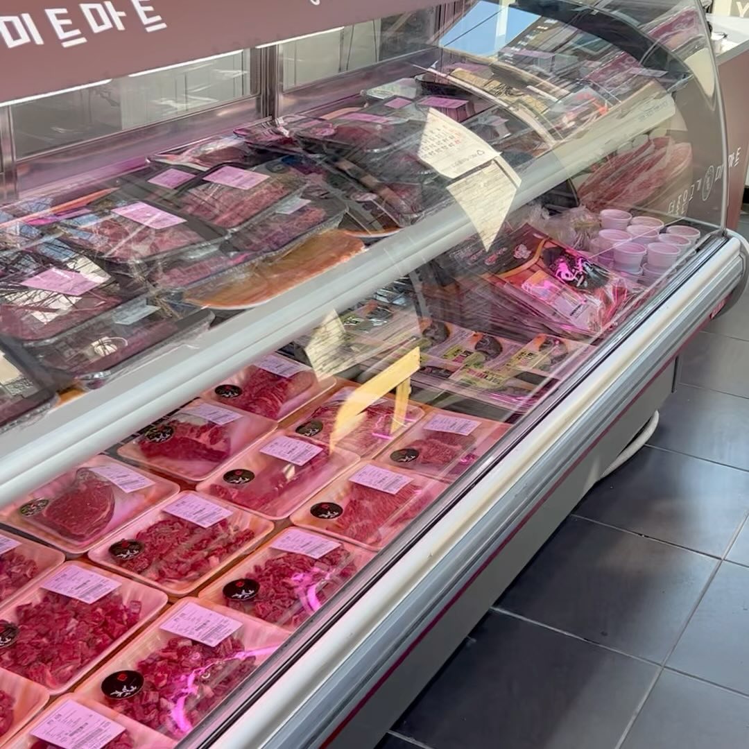 #협찬 #쭈먹스타그램 #쭈댕스타그램
________________________________________

[ 미트마트 박달점 ] meatmart90
________________________________________

질 좋은 고기를 구매할 수 있는 곳 [ 미트마트 ]🥩
가격도 착한데다가 고기 품질이 엄청 좋아요
최첨단 신개념 포장방식인 [ 스킨포장 ] 을 사용하여
고기 손질 즉시 외부와의 접촉을 차단해주어
육즙 보존력이 우수해 고기의 신선도를 늘려줍니다

매장도 쾌적하고 넓으며 
삼겹살, 목살, 살치살, 치마살, 한우 꽃등심, 안심 스테이크 등
다양한 고기류와
스지, 사골, 양념, 찌개, 곱창, 닭발까지 판매중✨

지금 [ 미트마트 ] meatmart90 계정을 팔로우 해주시면
할인까지 해주고 있다고 합니당
새해 기념 홈 파티나 캠핑가실 때는 고기가 필수지요!
[ 미트마트 ] 에서 맛있는 고기 포장 어떠실까요-?😋
​​________________________________________

[ 미트마트 박달점 ] 
▫위치 : 경기 안양시 만안구 양화로132 1층
▫영업 시간 : 09:00 ~ 20:00 
▫전화 : 010-7182-9202
▫포장, 예약, 대기공간, 간편결제
________________________________________

더 많은 사진과 상세 정보는 블로그에 게시 됩니다🤍
프로필 링크타고 [ 쭈댕로그🐹 ] 방문하긔 ଘ(´•3•)⊃━☆
________________________________________

#박달동정육점 #안양시정육점 #안양정육점 #안양고기집 #안양고기맛집 #고기맛집추천 #정육점추천 #플레이팅 #먹스타그램 #food #foodstagram #먹스타그램 #쭈먹스타그램 #쭈댕스타그램