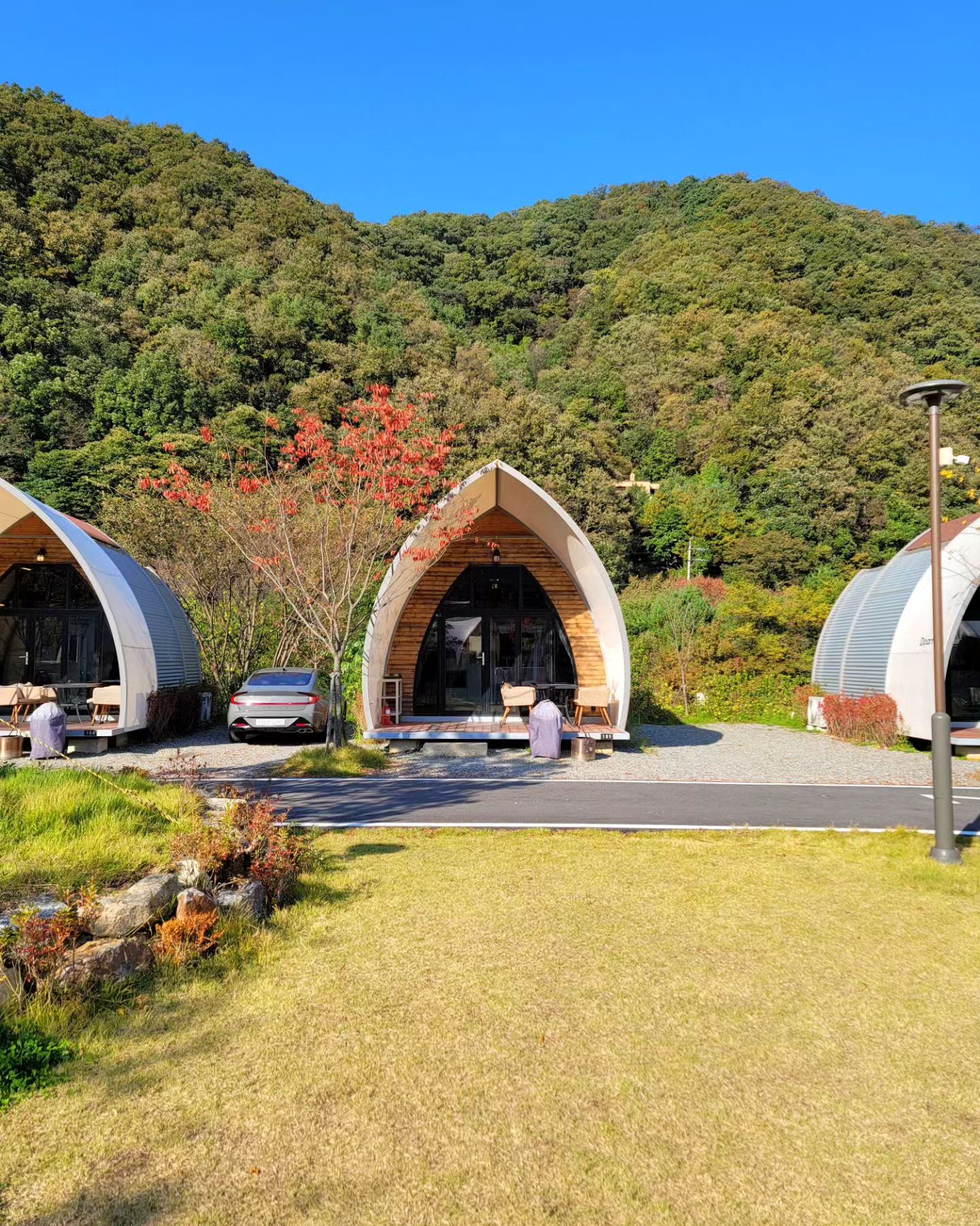 평일 10만원대 캠린이들을 위한 서울근교 
독채 글램핑 숙소 추천🏕

선선한 바람과 단풍이 질때즈음 더욱 
생각나는건 캠핑이죠!

캠핑 장비 없이도 저처럼 캠린이 분들도 
편하게 즐길 수 있는 곳인데요. 합리적인 
금액대에 사계절 온수풀 수영장도 이용할 
수 있고, 애견동반 가능한 동과 족구장,바베큐도 
할 수 있어요🍖 무엇보다 독채로 되어 있고 
춥지 않아서 만족스럽더라구요

주변은 온통 산으로 둘러싸여 있어서 청정하고 
맑은 공기와 함께 보내실 수 있어요 체크인
센터에 매점도 있어서 간식거리나 물품 
구매하기도 편리하답니다.

서울근교 아무런 준비 없이 편하게 글램핑을 
즐기고 싶으신 분들께 추천드려요💚

◽체크인 15:00 / 체크아웃 10:00
◽기준 2인, 최대 4인
◽온수 수영장,족구장,바베큐장,마당,매점
◽거실,침실,욕실,주방

🏕 디파트글램핑 dpart4919
🎈경기 양평군 서종면 수입리 246-56
*숙소 소개차 방문하였습니다