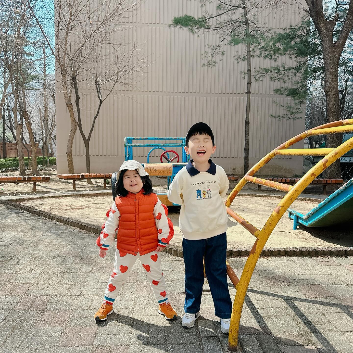 주말에 집콕은 절대안됨 🙃

새로운 학교,얼집 적응 중인 태양,하늘이와 

alphabebe.official  에서 보내주신
태양이 예쁜 티셔츠입고
바람쐬러 고고고 😌

부드러운 촉감에 이너없이 입어도
예민한 태양이도 잘입어효😊

상하복 , 후드집업 등 ~
아이들 등하원 편한옷 부터 
예쁜 옷이 많으니 한번 들려보세요 😉🫶🏻

#알파베베
#alphabebe
#유아상하복 #어린이옷
#등원룩 #등원룩추천