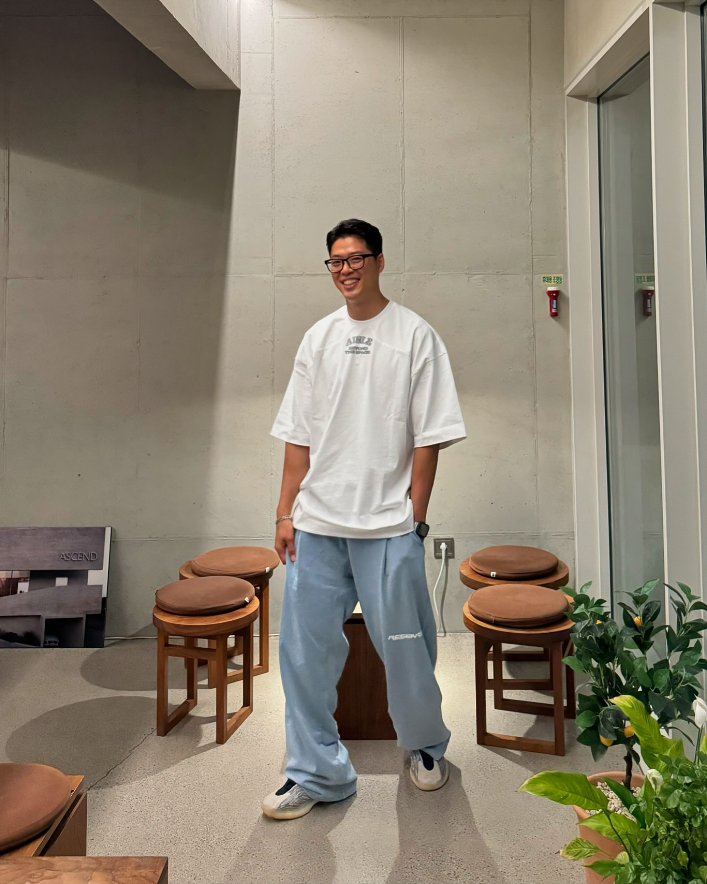 🐬

열심히 쁘이 했는데 유라가 할배같다함🥲

•top - aisle.official 
•bottom - fdr_floppydiskresearch #에프디알 #fdr 
•shoes - adidas yeezy
