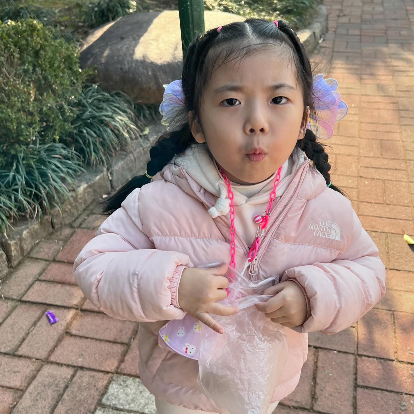 하원 후 오빠 기다리는 쪼아❤️
울공주 요즘 오빠건강생각하느라 간식도 많이 못 먹고 ㅜㅜ 
건강한 간식은 괜찮다며 옥수수는 건강한간식이죠?  하는. . . 

오빠랑 옥수수 먹으면 된다는 맘이 너무너무 이쁜 울 공주👍🏻

#딸스타그램 #오빠바보동생